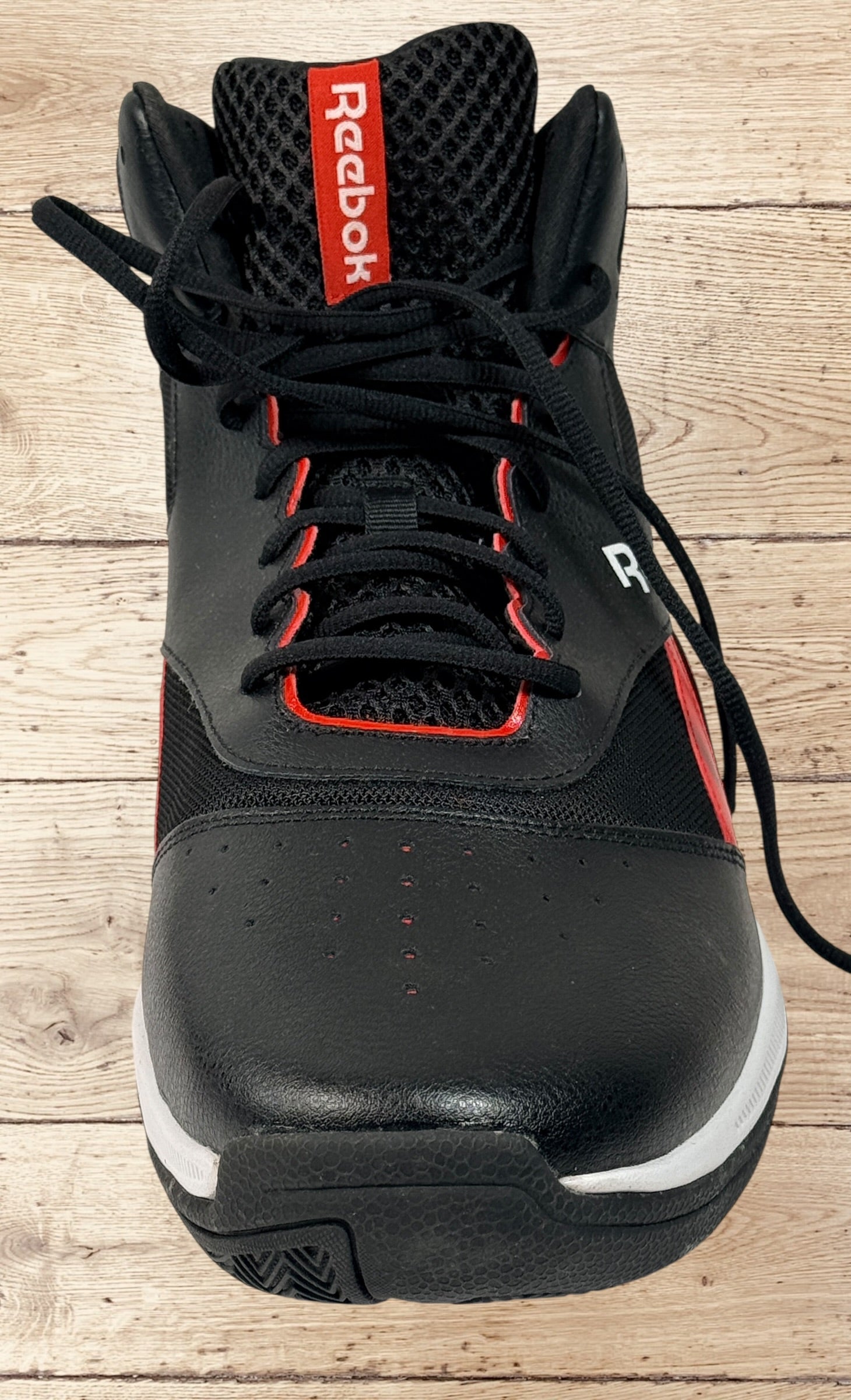 Reebok Pro Heritage 3 men’s basketball sneakers black red US 15 in mint condition. Clean mid-top athletic trainers with cushioned support and classic Reebok design.