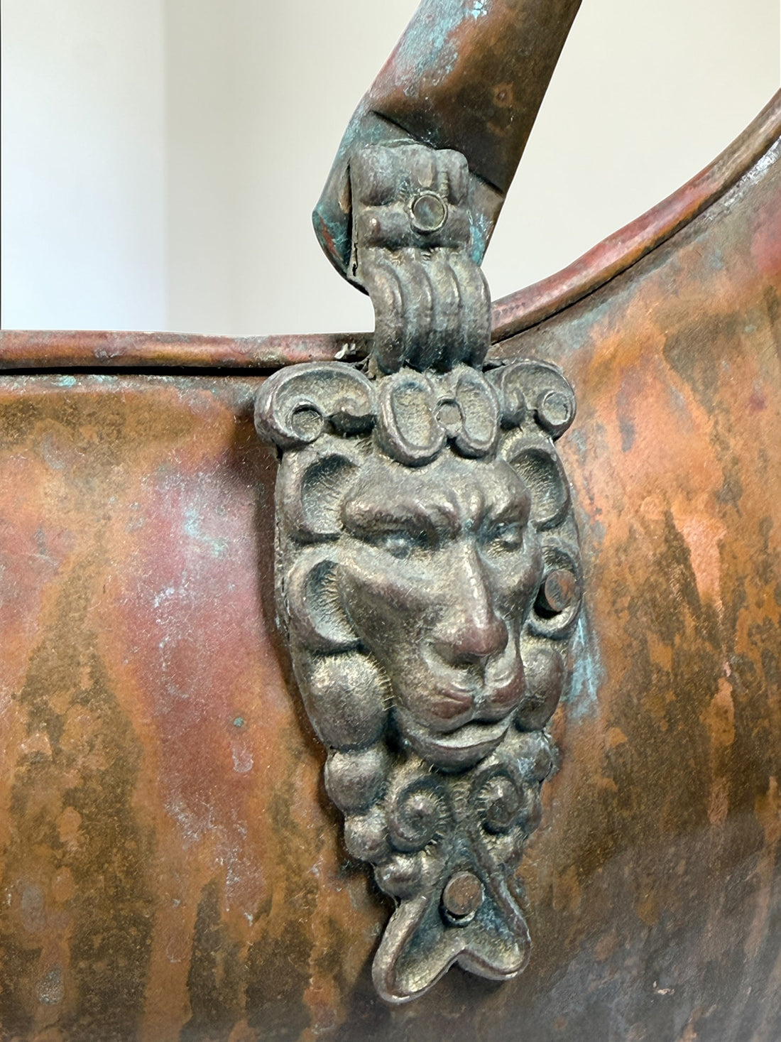 Vintage copper coal scuttle with lion head handles and ceramic grips. Classic fireplace log bucket with rich patina, perfect for rustic or traditional décor. 🔥