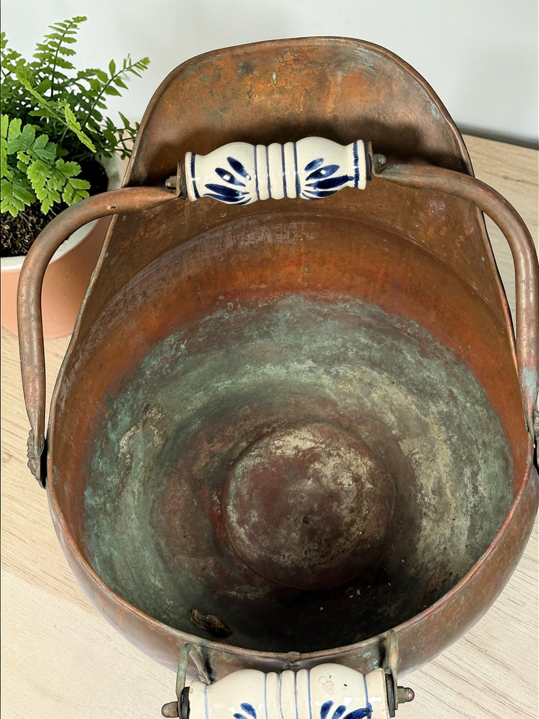 Vintage copper coal scuttle with lion head handles and ceramic grips. Classic fireplace log bucket with rich patina, perfect for rustic or traditional décor. 🔥