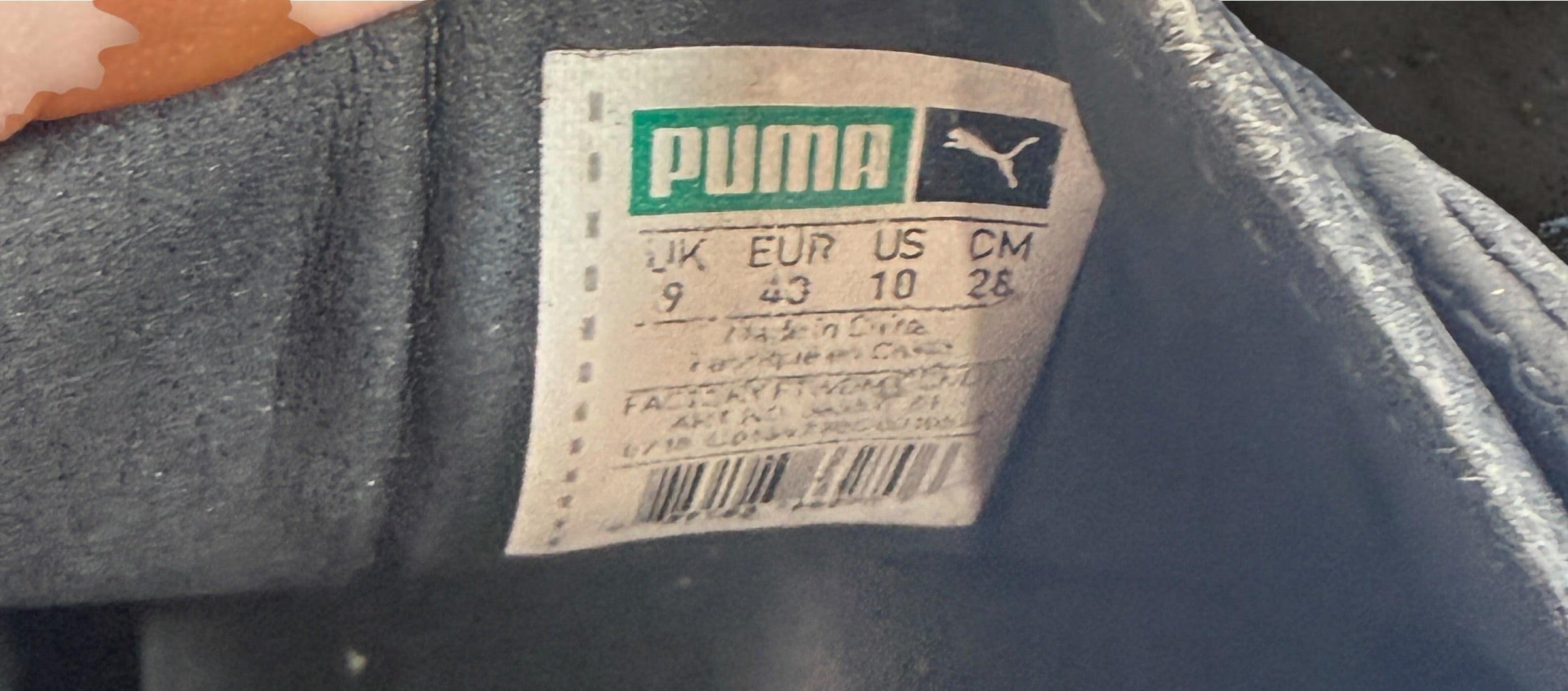PUMA Clyde black patent-style men’s sneakers, US 10 / EU 43, featuring gold Clyde branding, tonal Formstrip and classic low-top styling.