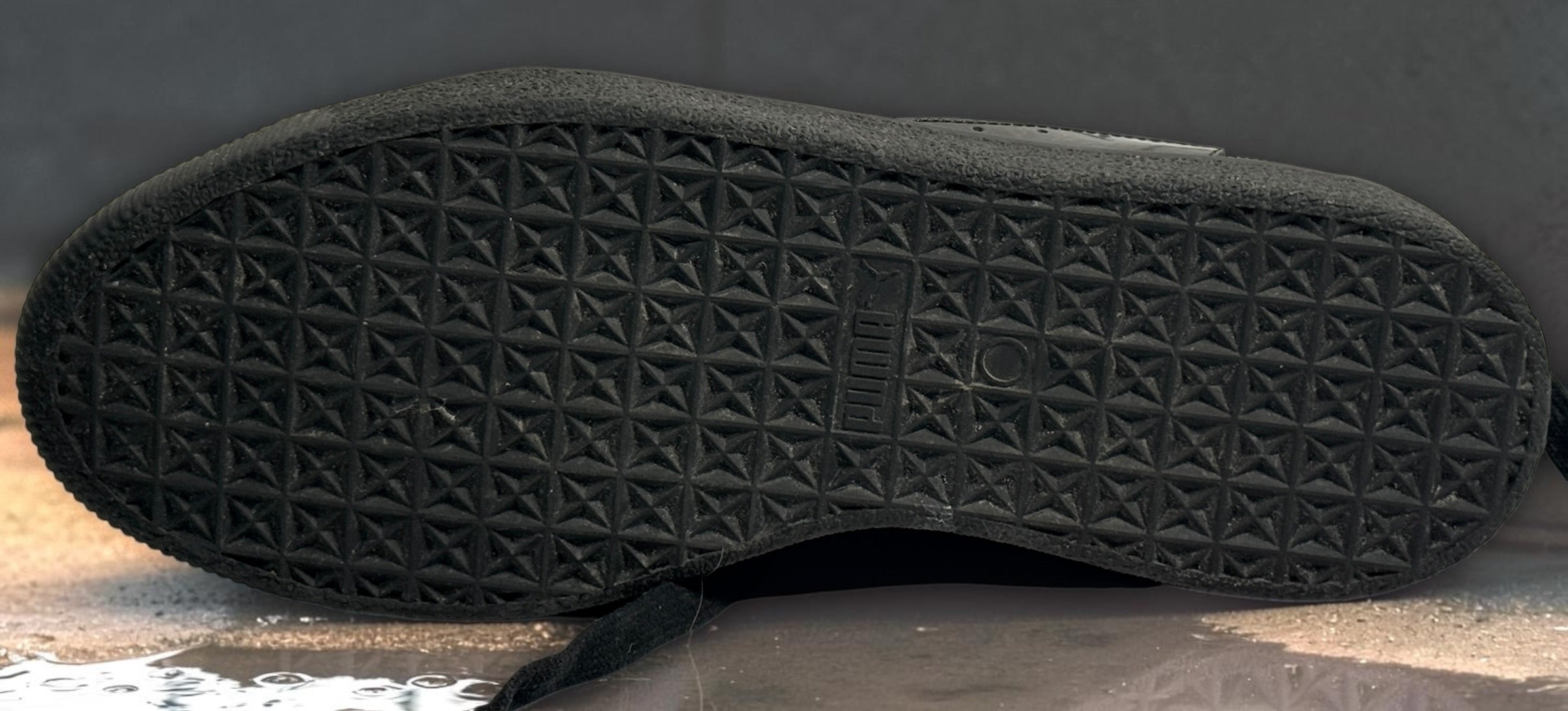 PUMA Clyde black patent-style men’s sneakers, US 10 / EU 43, featuring gold Clyde branding, tonal Formstrip and classic low-top styling.
