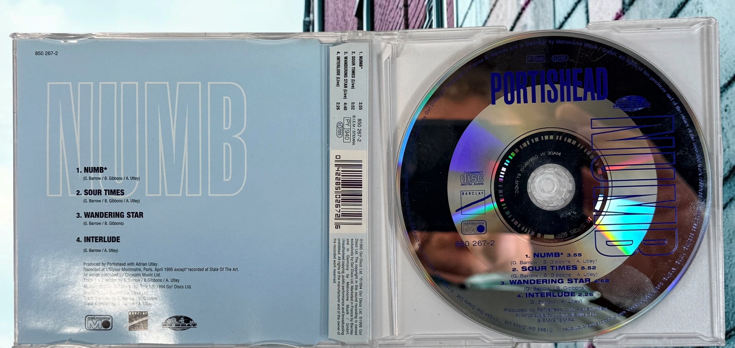 Portishead Numb 1995 European CD maxi-single with 3 live tracks. Original Go! Discs release, catalogue 850 267-2. Collectible trip-hop CD.