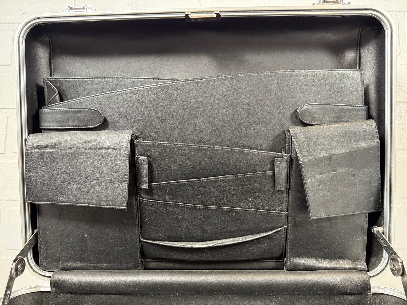 Valise Halliburton , Grand modele, Aluminium, or rosé. Comme neuve Valise Halliburton , Grand modele, Aluminium, or rosé. Comme neuve
