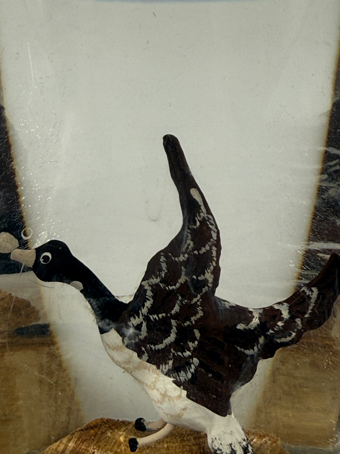 Presse-papier en résine, scène d'oiseaux nautiques en Lucite du milieu du siècle