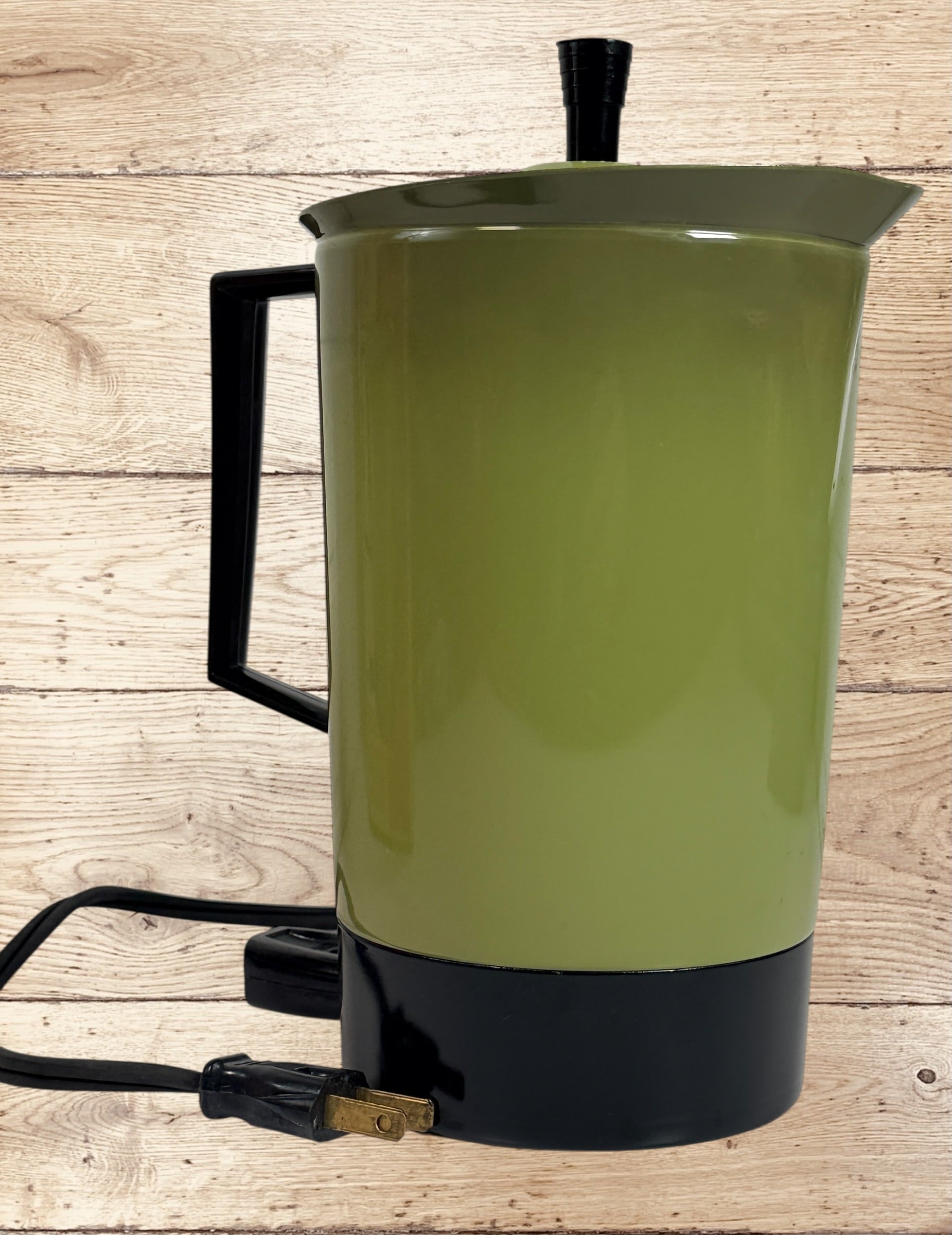 
Vintage Empire Electric Hot Cup Model 1088 avocado green travel kettle with original box. Mid-century portable electric water heater by Metal Ware Corp.