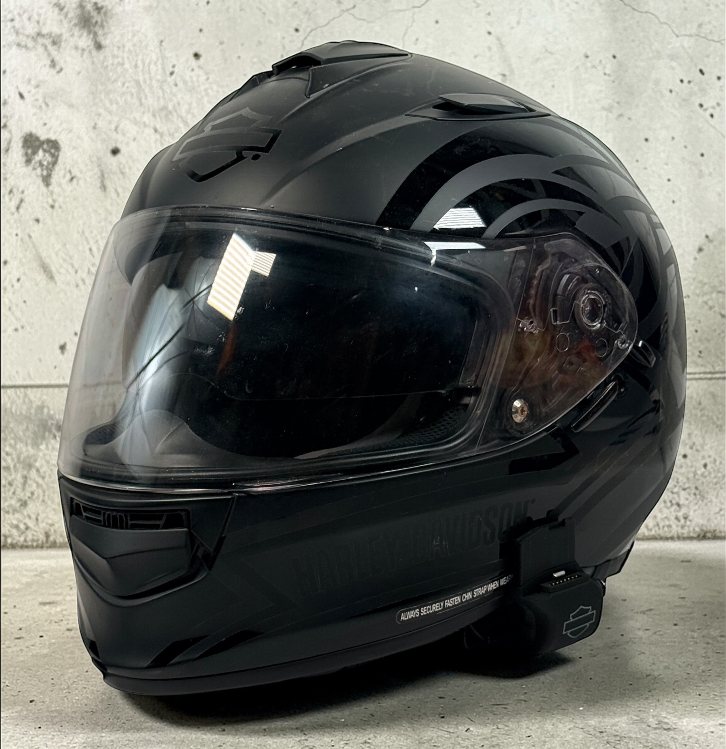 Harley-Davidson HD-X03 full-face motorcycle helmet, matte black XL with clear visor and Bluetooth module. DOT certified riding helmet in very good condition.