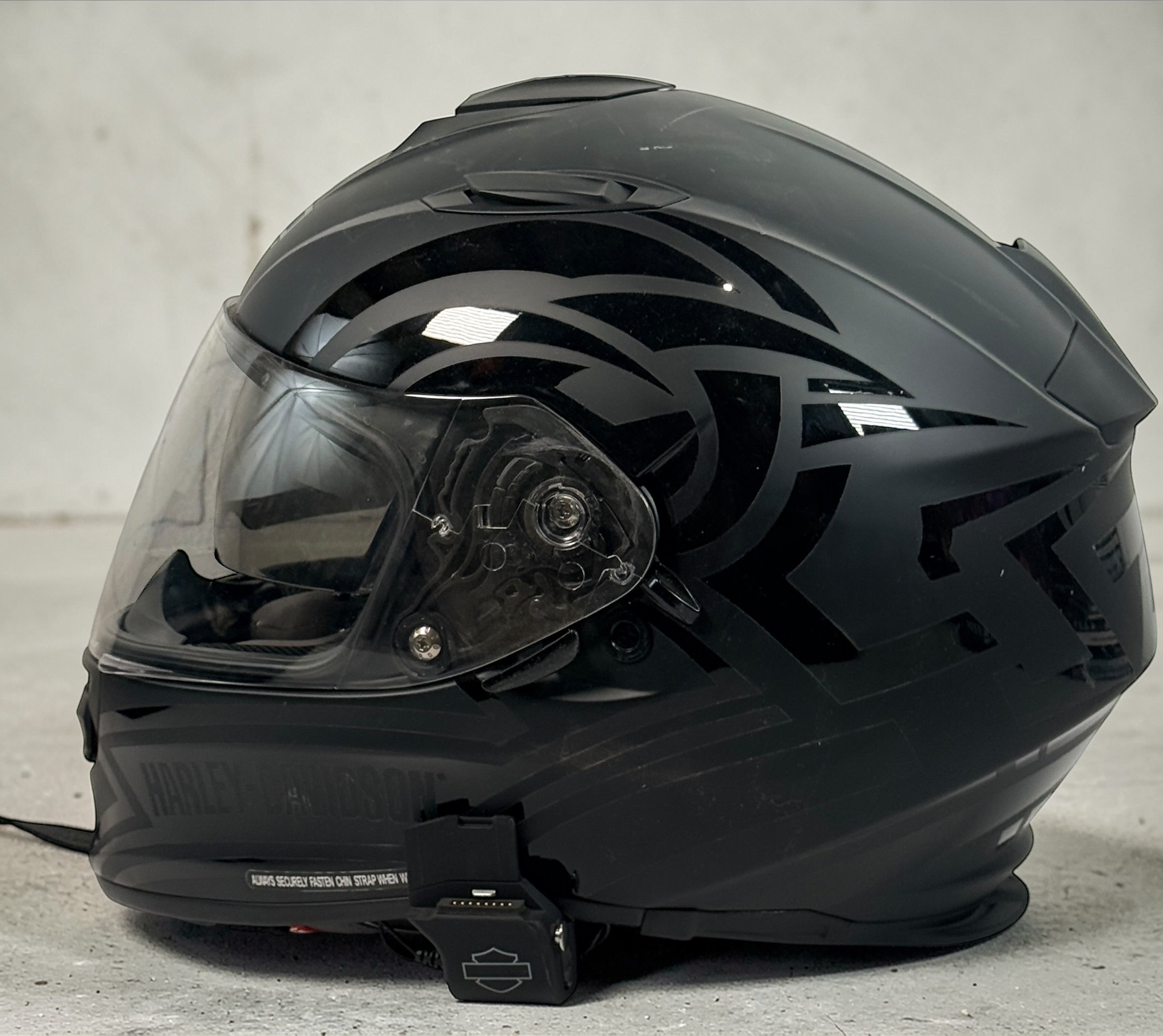 Harley-Davidson HD-X03 full-face motorcycle helmet, matte black XL with clear visor and Bluetooth module. DOT certified riding helmet in very good condition.