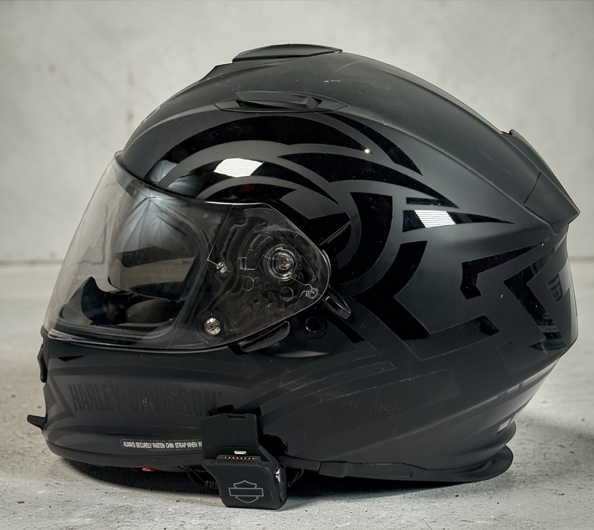 Harley-Davidson HD-X03 full-face motorcycle helmet, matte black XL with clear visor and Bluetooth module. DOT certified riding helmet in very good condition.