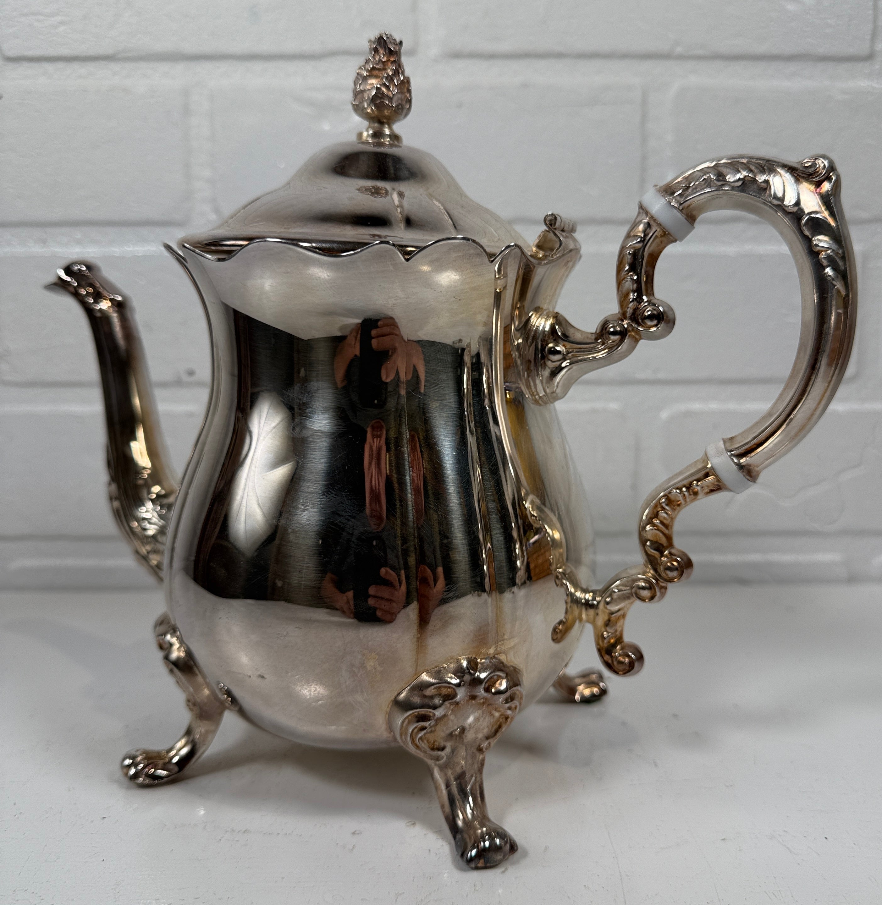 Théière Leonard en métal argenté du milieu du siècle – Motif à griffes orné