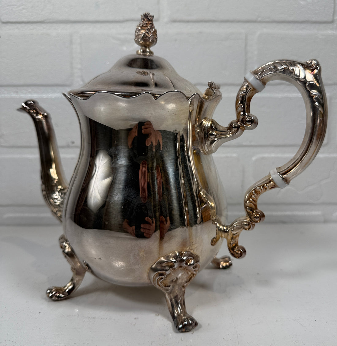 Théière Leonard en métal argenté du milieu du siècle – Motif à griffes orné