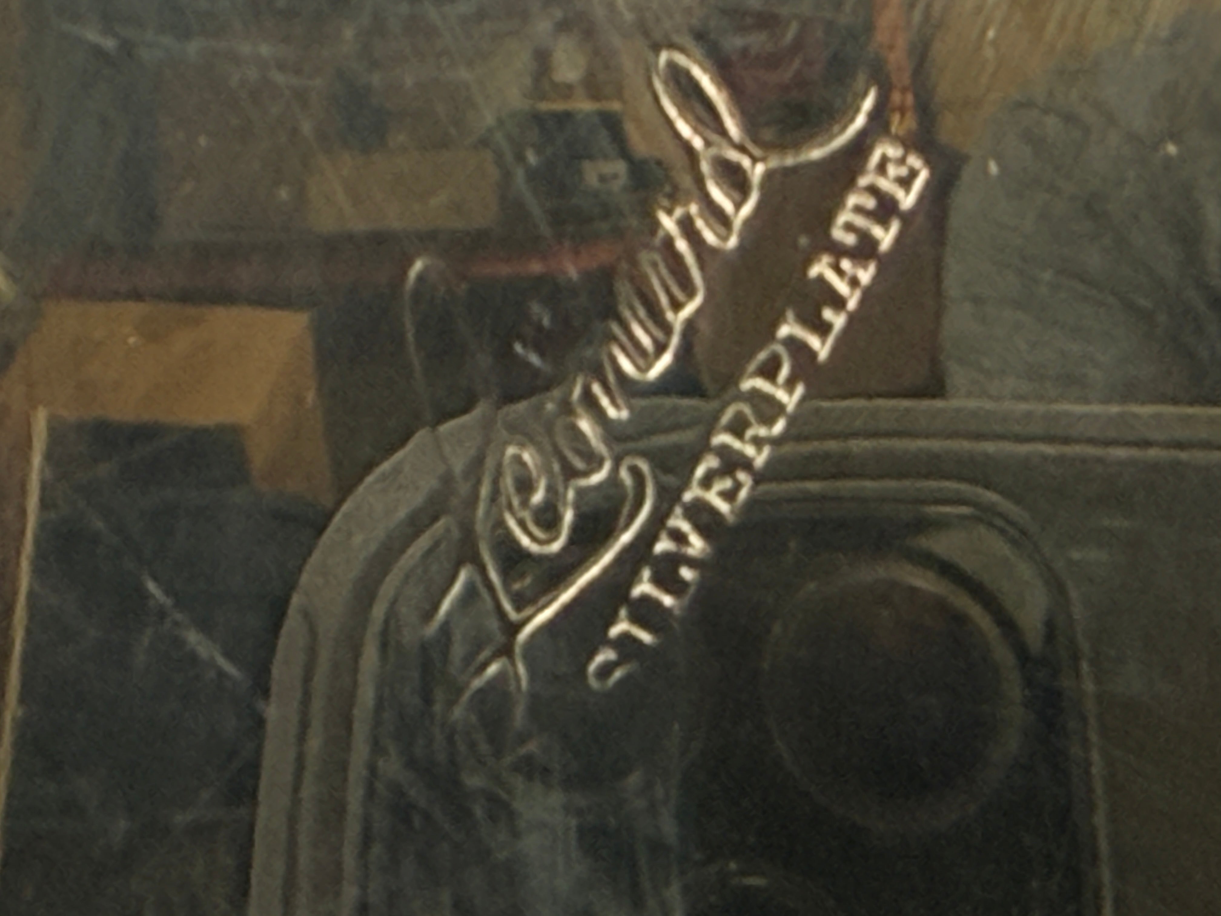 Théière Leonard en métal argenté du milieu du siècle – Motif à griffes orné