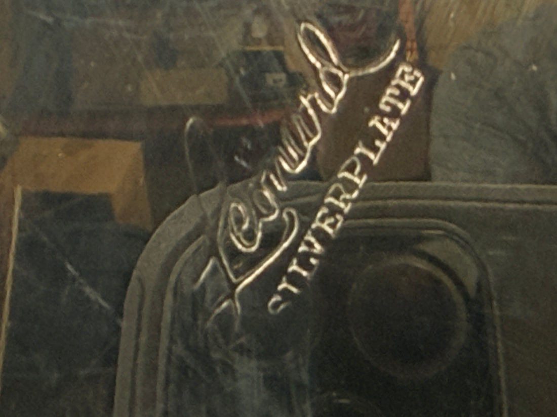 Théière Leonard en métal argenté du milieu du siècle – Motif à griffes orné