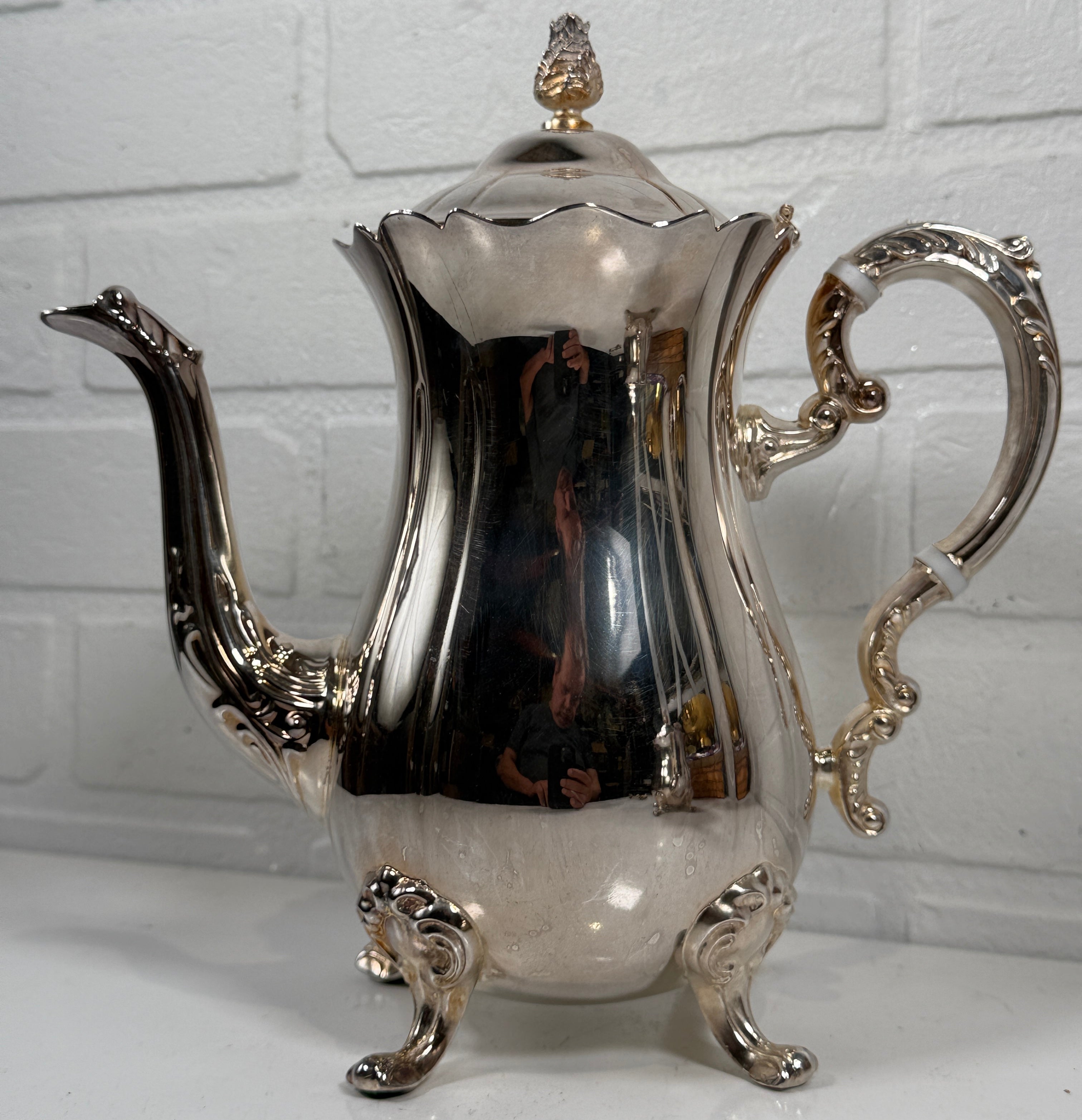 Cafetière Leonard en métal argenté du milieu du siècle – Design à pied orné