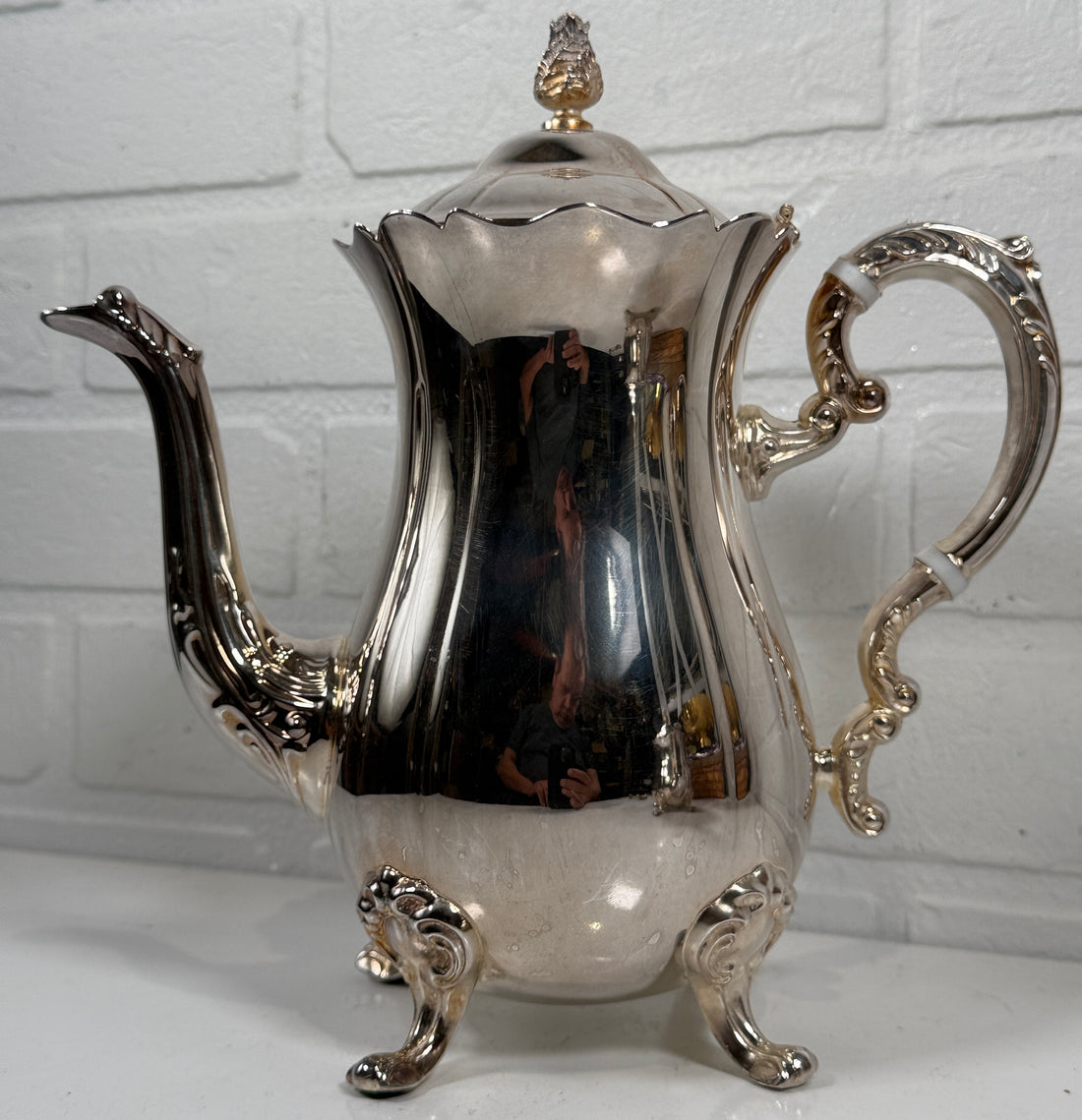 Cafetière Leonard en métal argenté du milieu du siècle – Design à pied orné