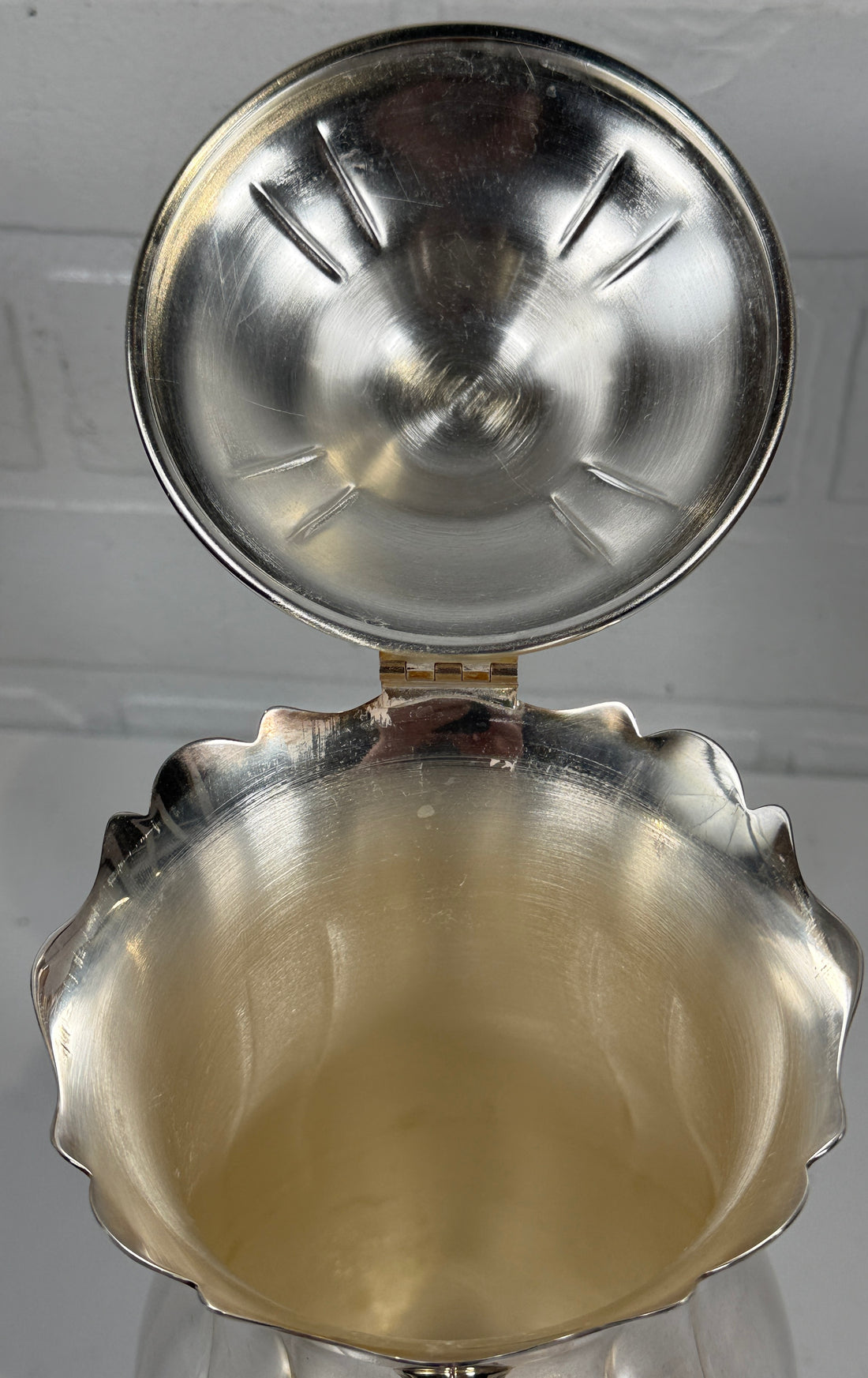 Cafetière Leonard en métal argenté du milieu du siècle – Design à pied orné