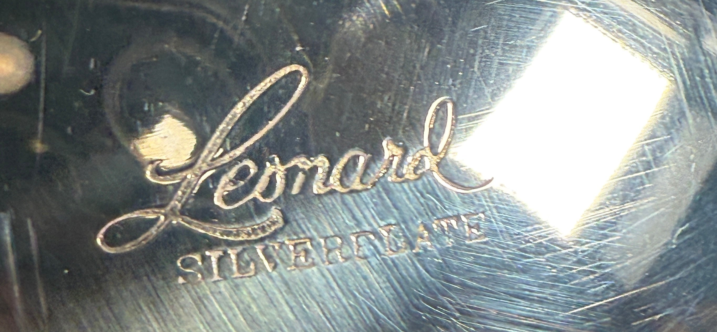 Cafetière Leonard en métal argenté du milieu du siècle – Design à pied orné