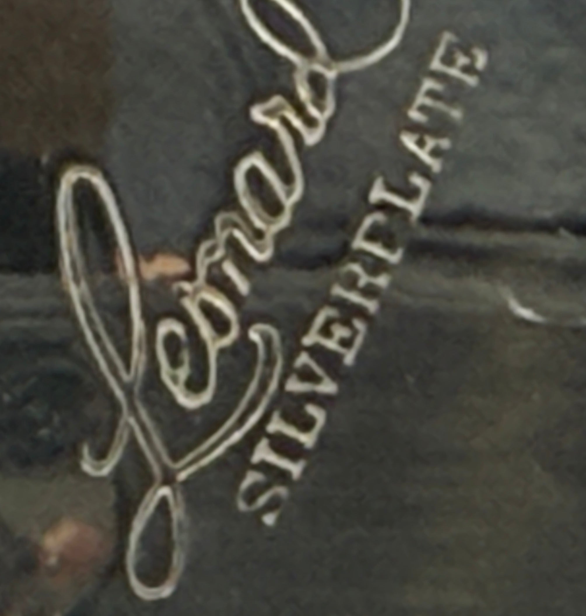 Cafetière Leonard en métal argenté du milieu du siècle – Design à pied orné