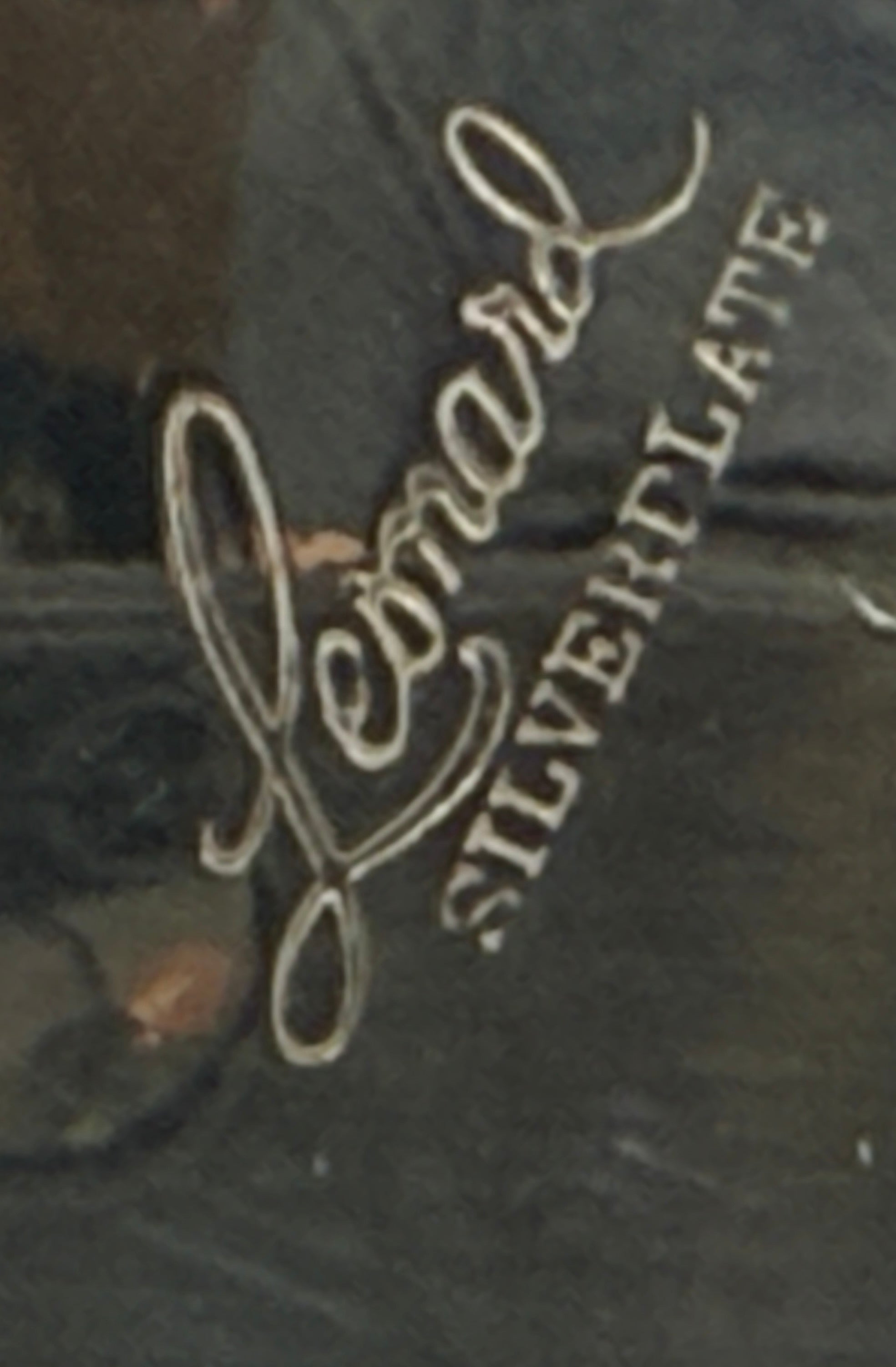 Cafetière Leonard en métal argenté du milieu du siècle – Design à pied orné