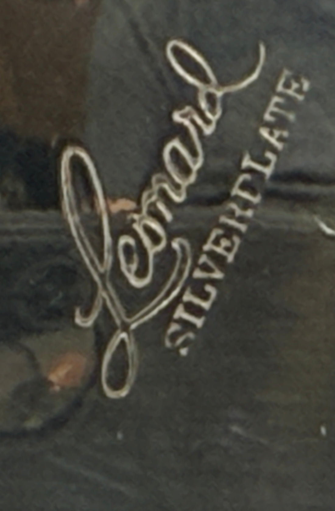 Cafetière Leonard en métal argenté du milieu du siècle – Design à pied orné