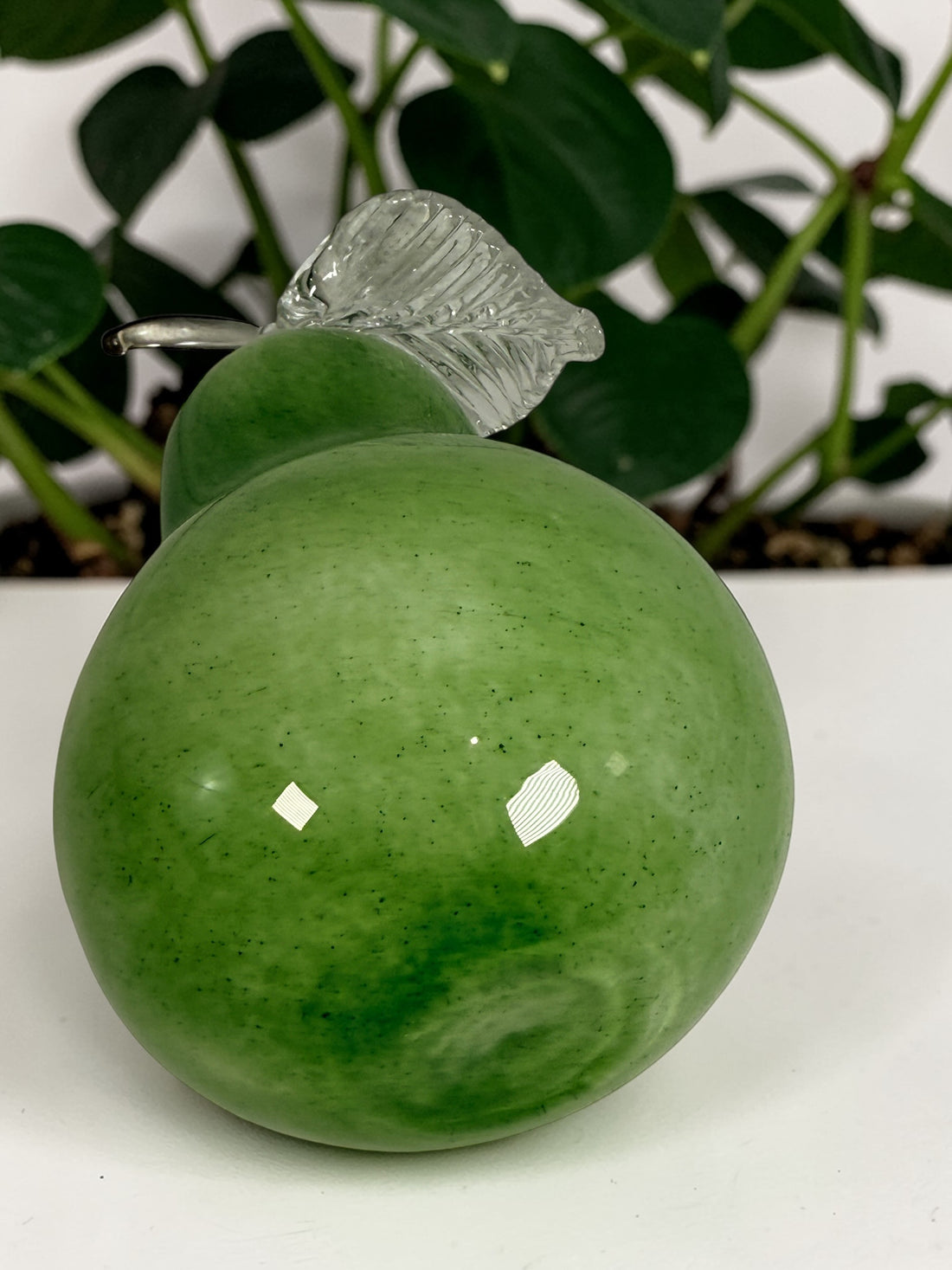Vintage hand blown green art glass pear sculpture with clear leaf stem. Decorative Murano style glass fruit accent piece for kitchen or home décor.