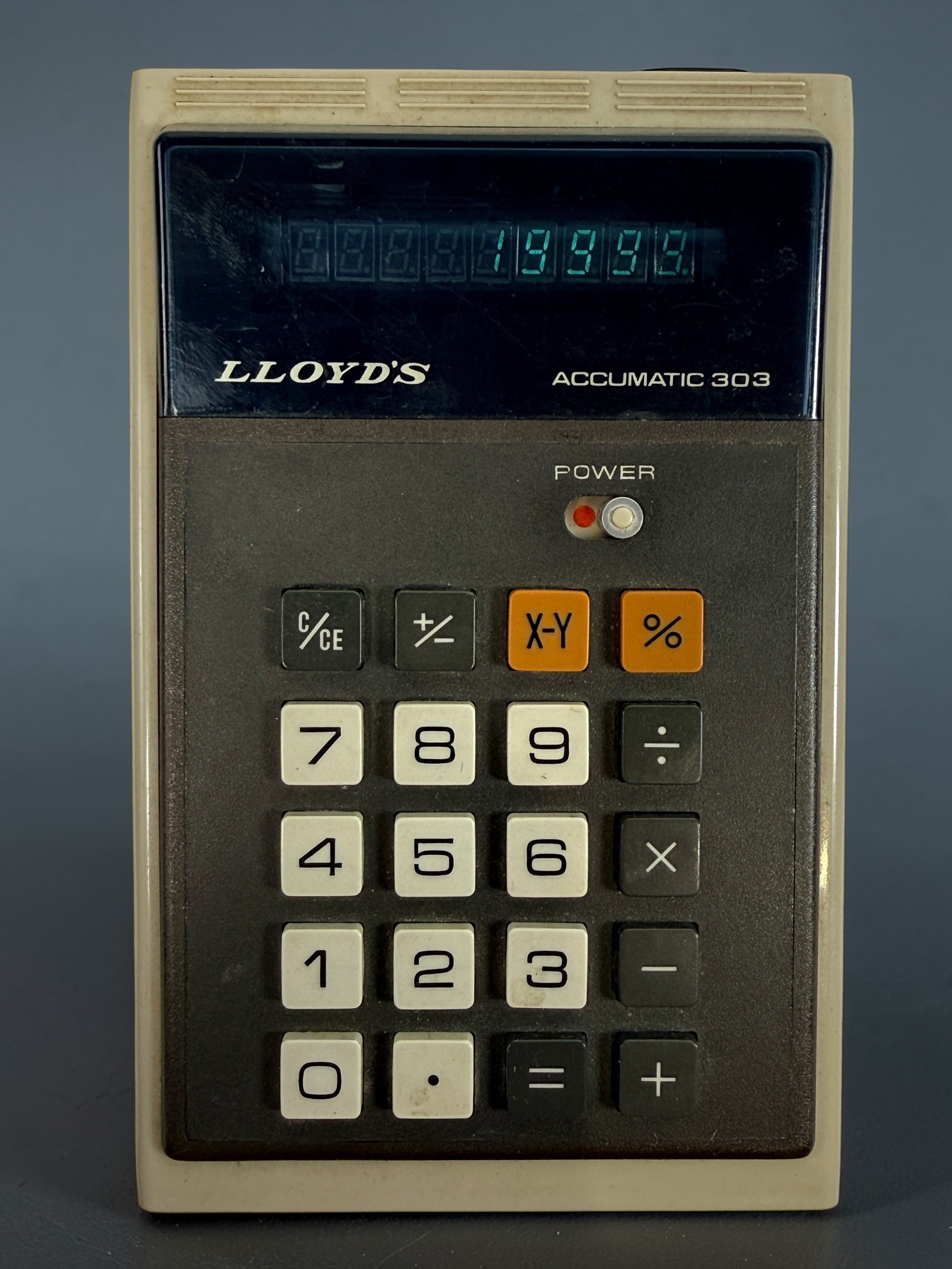 Vintage Lloyd’s Accumatic 303 LED desktop calculator from the 1970s. Classic retro electronic calculator with working display, perfect for collectors or decor.