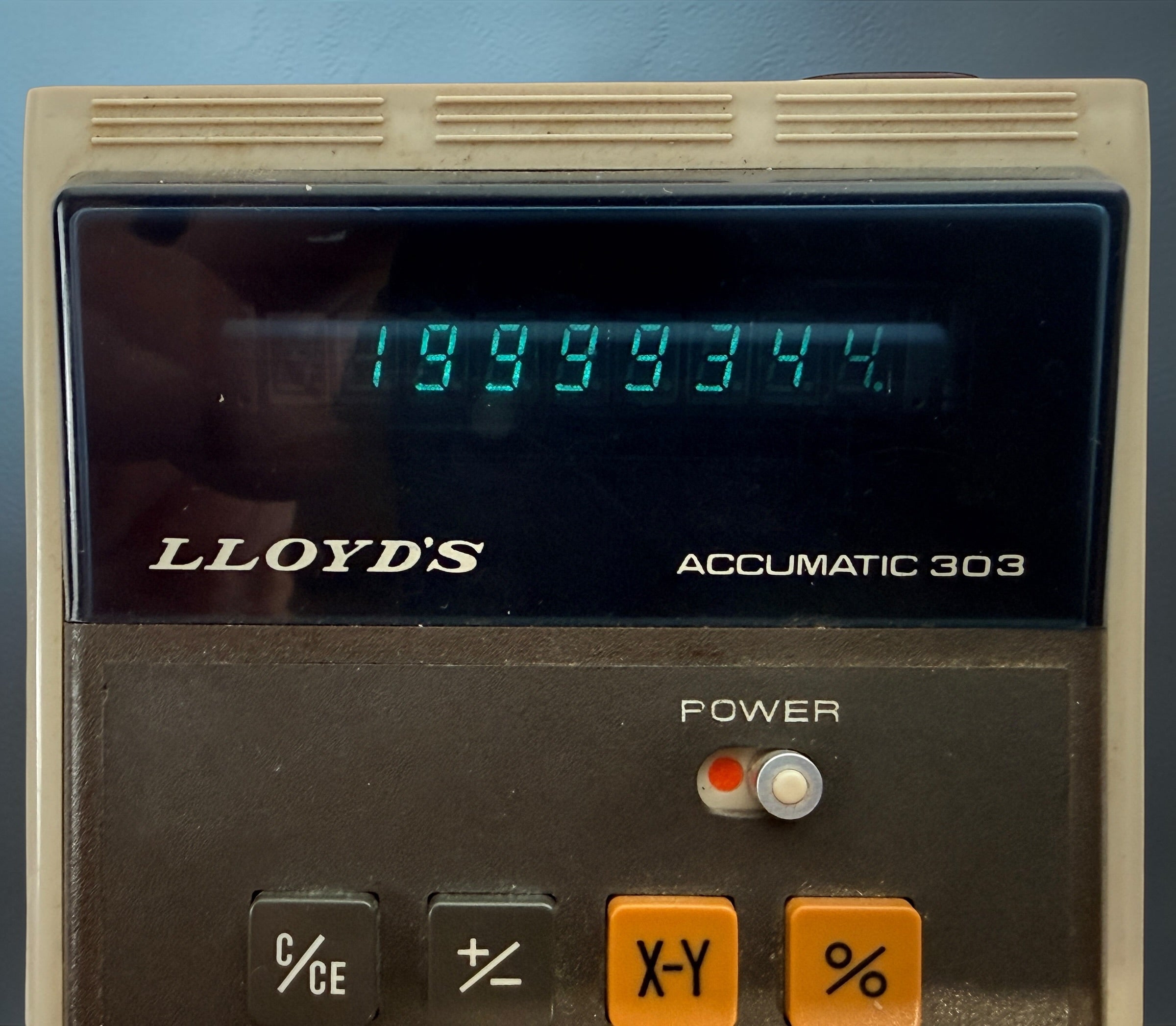 Vintage Lloyd’s Accumatic 303 LED desktop calculator from the 1970s. Classic retro electronic calculator with working display, perfect for collectors or decor.