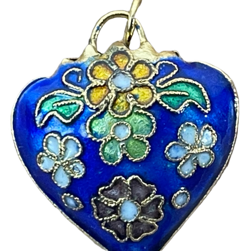 Pendentif cœur, breloque en émail bleu chinois. Violettes et fleurs, cloisonné, hauteur 2,5 cm.