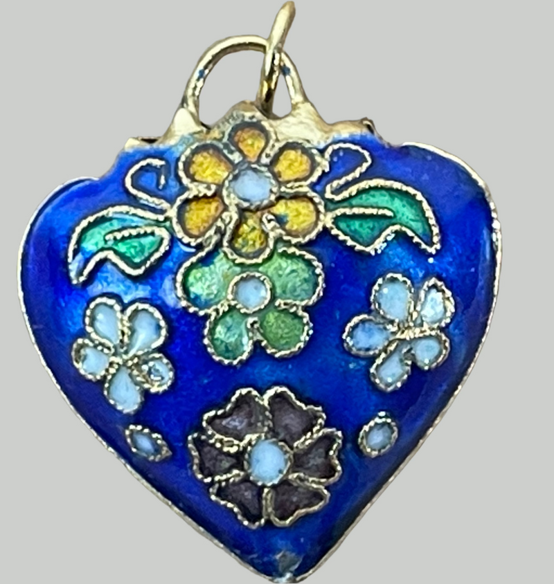 Pendentif cœur, breloque en émail bleu chinois. Violettes et fleurs, cloisonné, hauteur 2,5 cm.