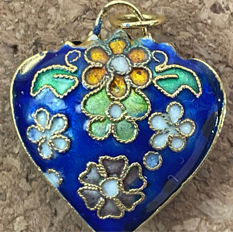 Pendentif cœur, breloque en émail bleu chinois. Violettes et fleurs, cloisonné, hauteur 2,5 cm.