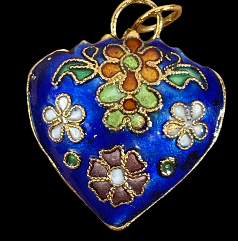 Pendentif cœur, breloque en émail bleu chinois. Violettes et fleurs, cloisonné, hauteur 2,5 cm.