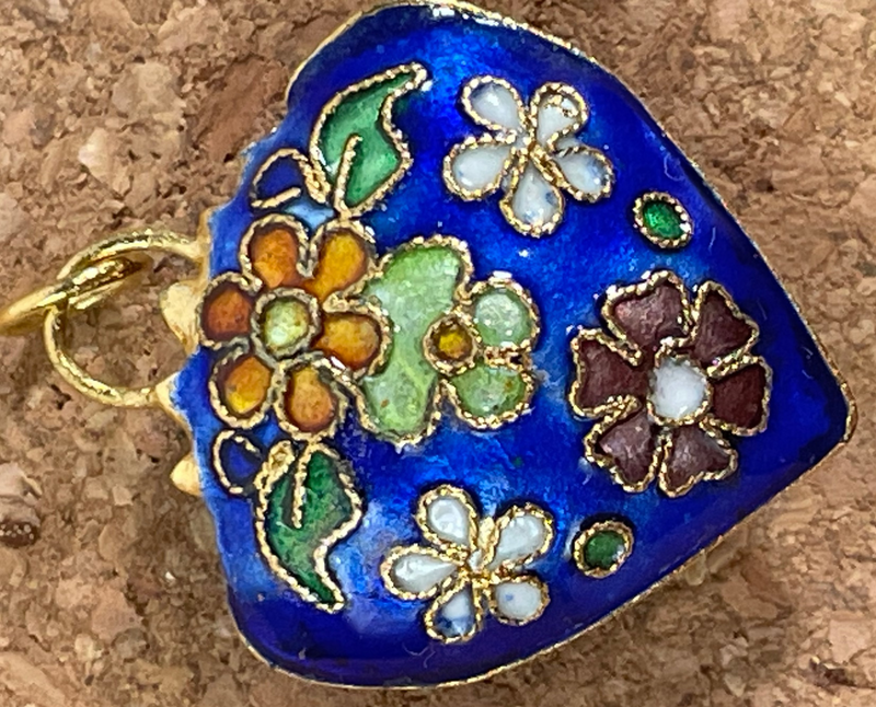 Pendentif cœur, breloque en émail bleu chinois. Violettes et fleurs, cloisonné, hauteur 2,5 cm.