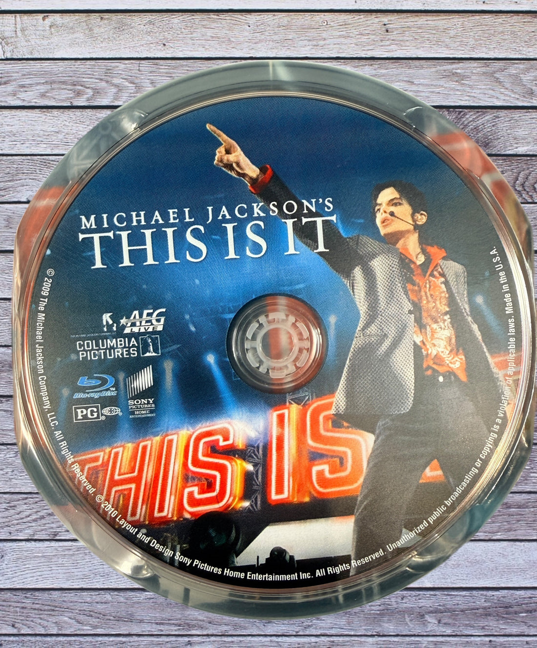 Michael Jackson This Is It steelbook Blu-ray collector edition with iconic cover art. 2009 concert documentary in metal case, VG condition, ready to ship.