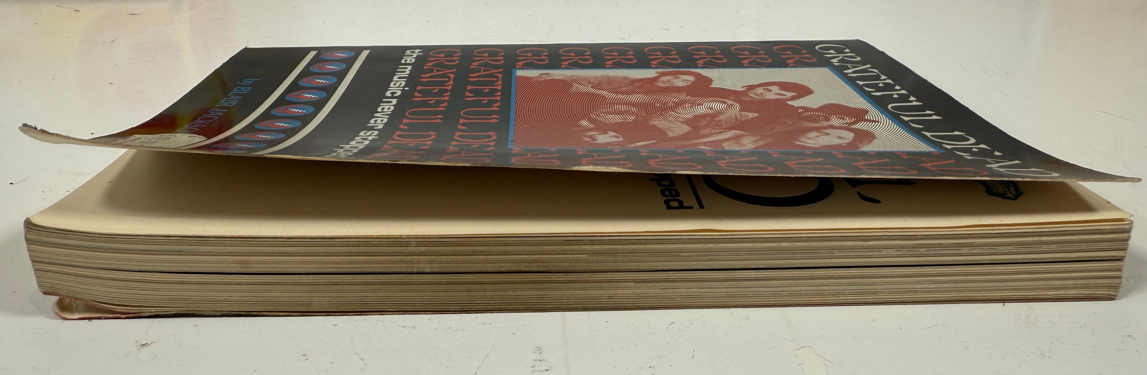 Livre des Grateful Dead de 1983 – La musique ne s'est jamais arrêtée, 1re impression, broché