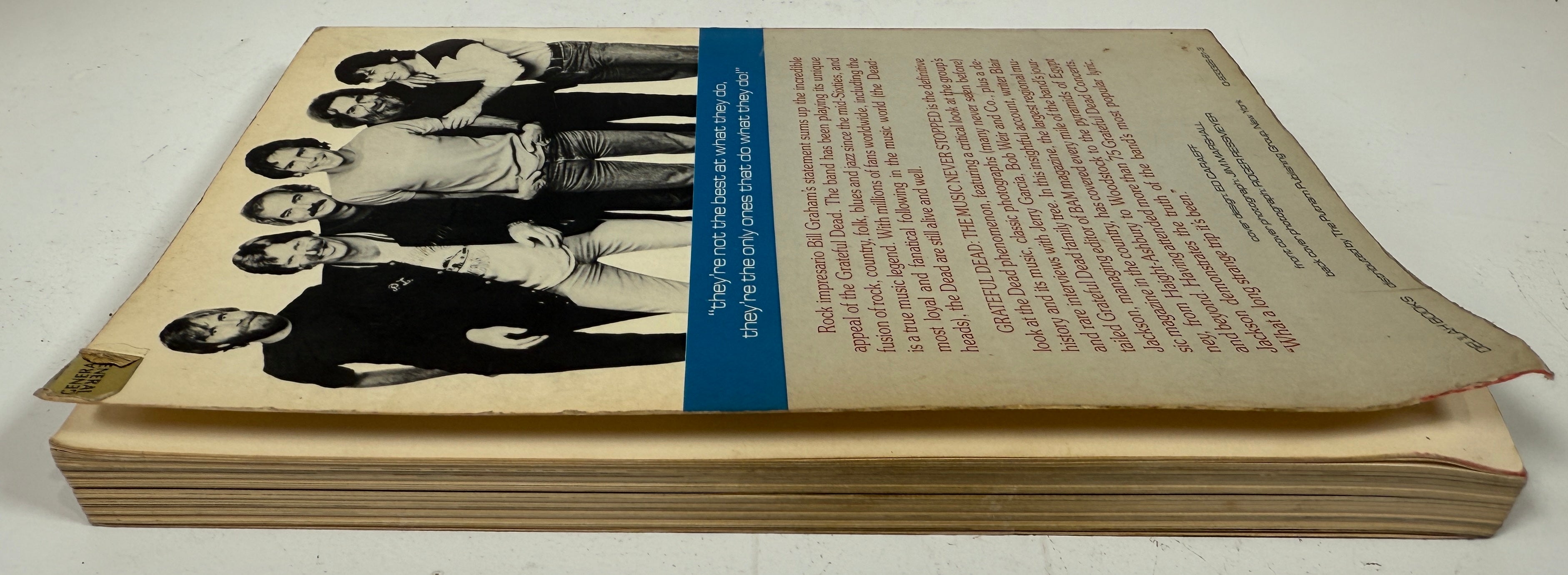 Livre des Grateful Dead de 1983 – La musique ne s'est jamais arrêtée, 1re impression, broché