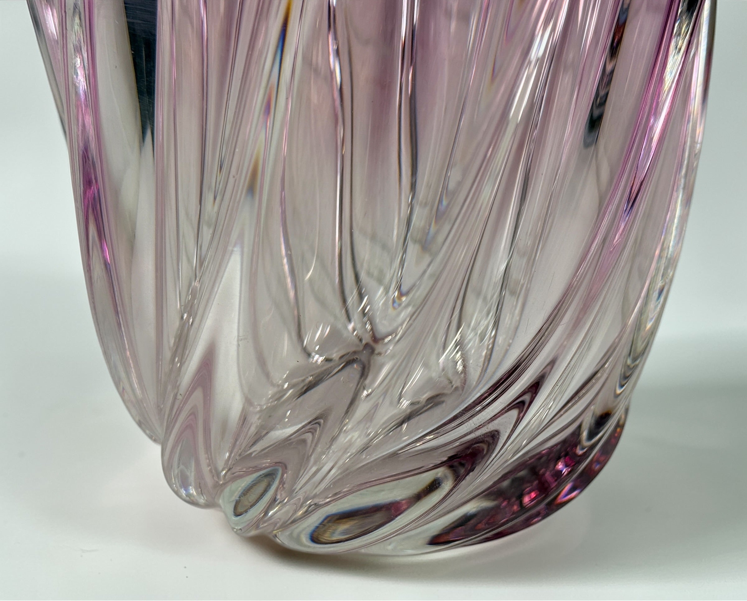 Vase en cristal Val Saint Lambert, verre épais avec volutes améthyste.