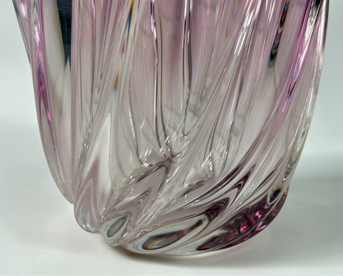 Vase en cristal Val Saint Lambert, verre épais avec volutes améthyste.