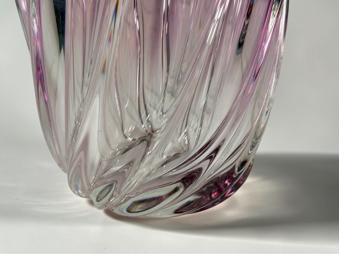 Vase en cristal Val Saint Lambert, verre épais avec volutes améthyste.