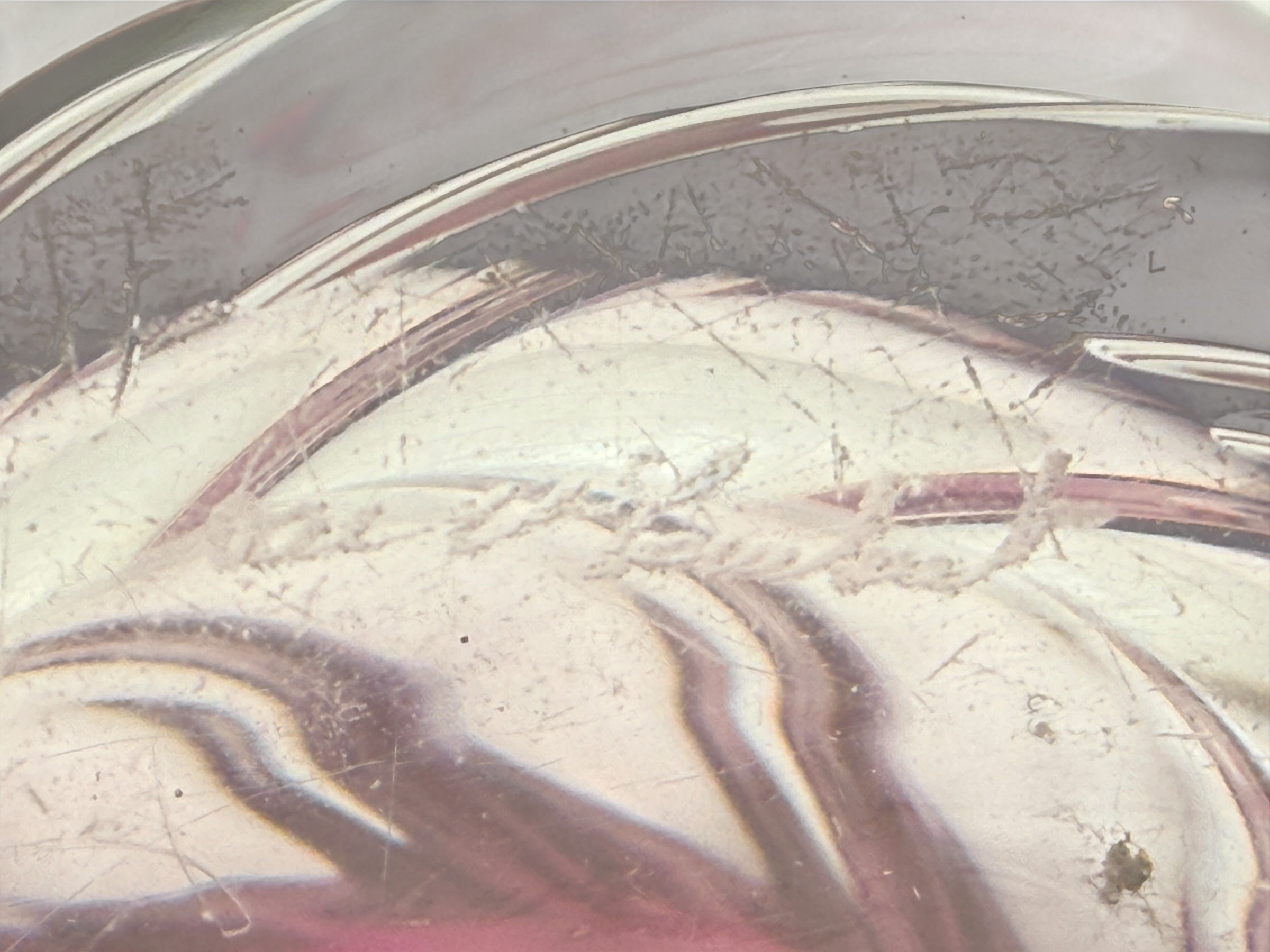 Vase en cristal Val Saint Lambert, verre épais avec volutes améthyste.