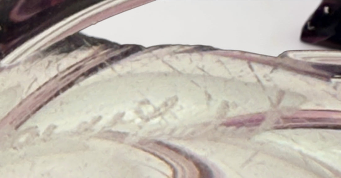 Vase en cristal Val Saint Lambert, verre épais avec volutes améthyste.
