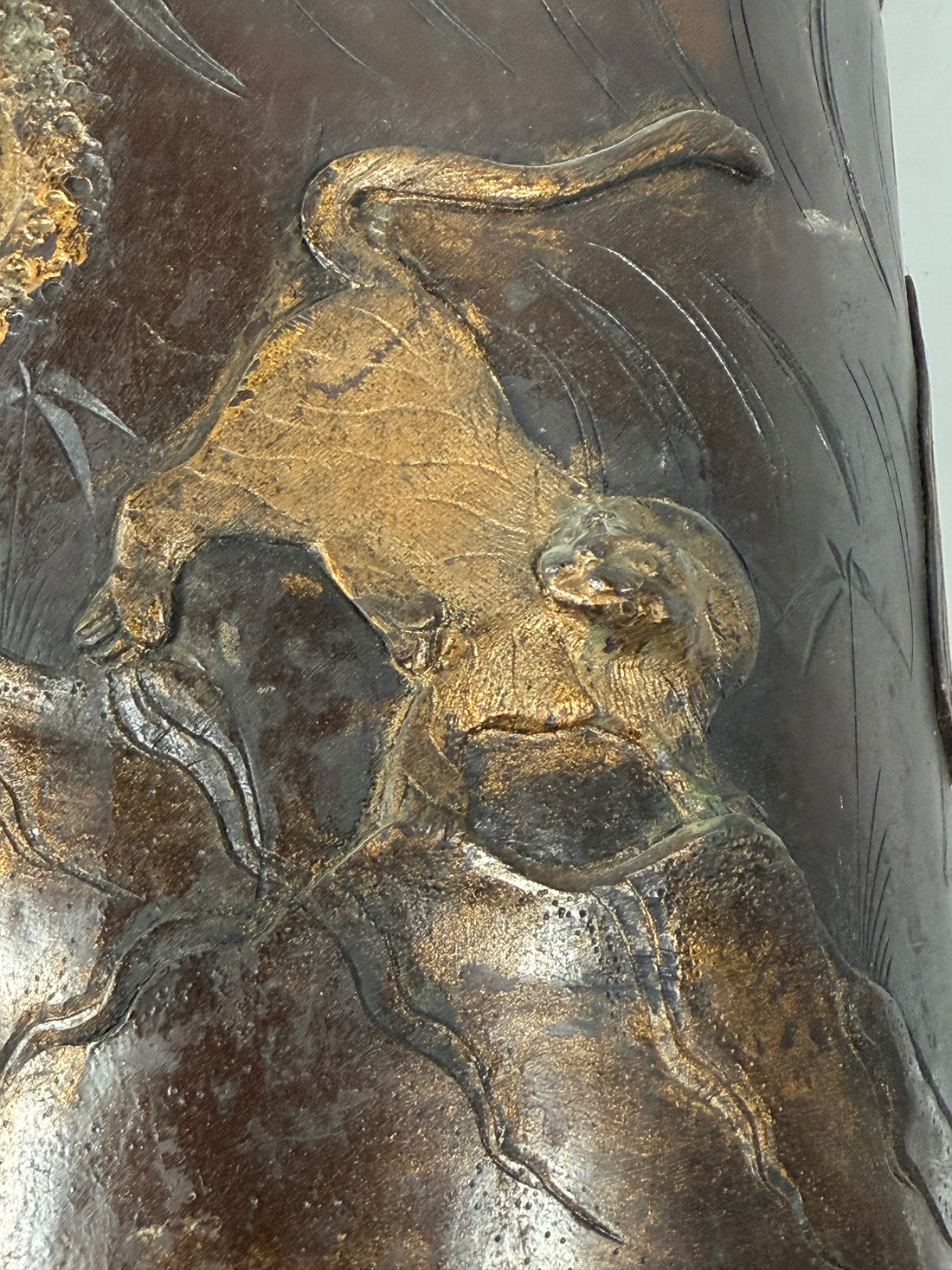 Porte-parapluie dragon chinois en bronze du milieu du siècle – Relief doré