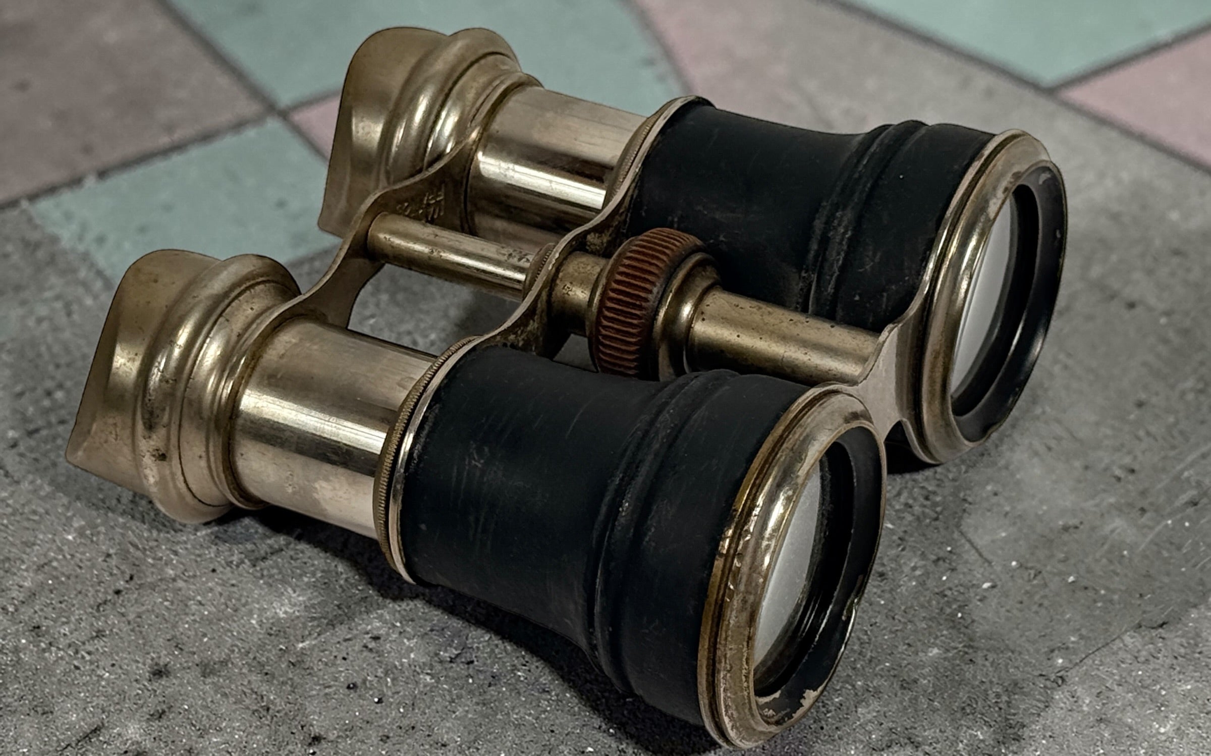 Antique Chevalier Paris opera glasses in brass and leather. 19th century French binoculars with patina, collectible decorative piece, vintage optics.