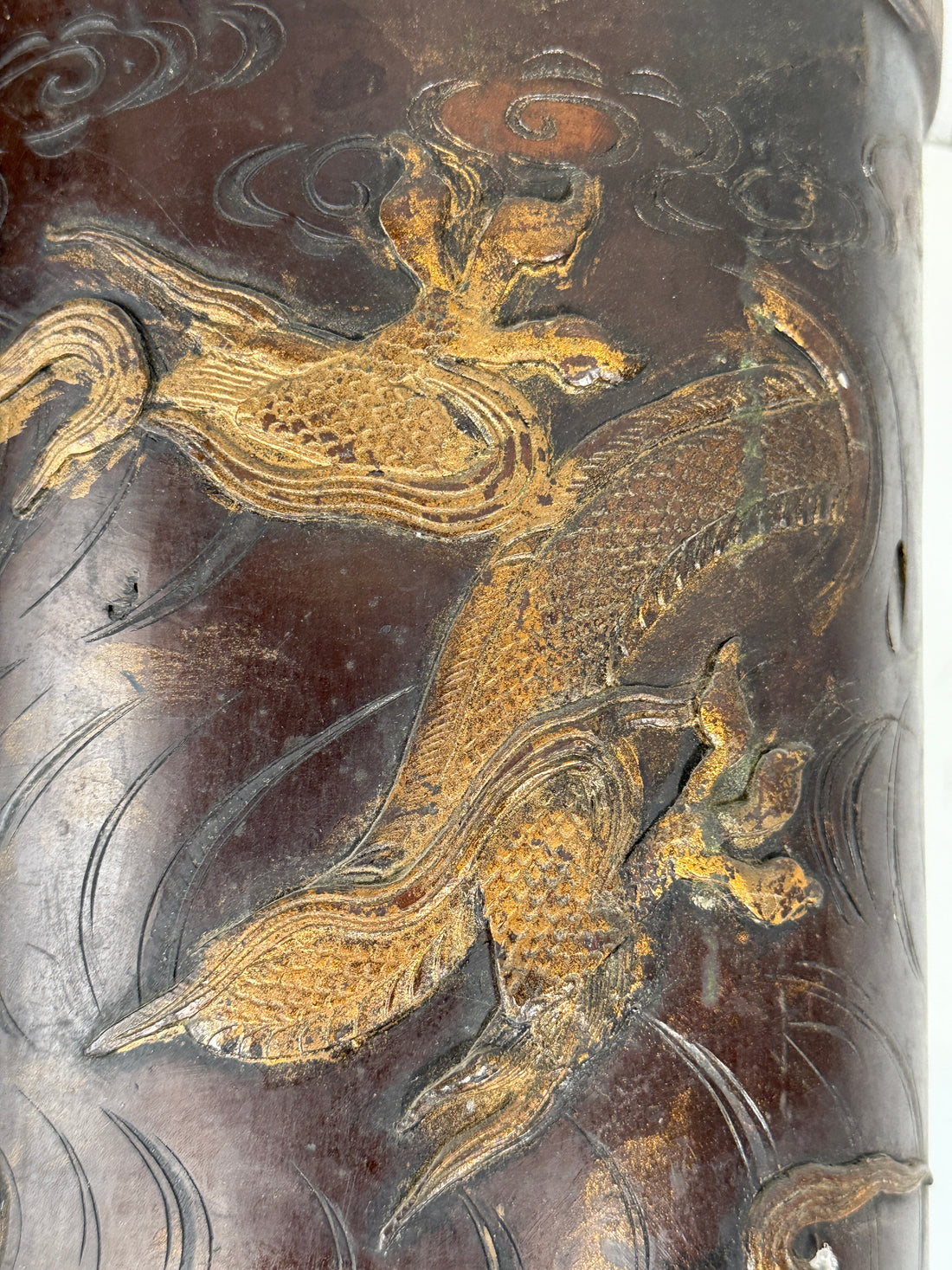 Porte-parapluie dragon chinois en bronze du milieu du siècle – Relief doré