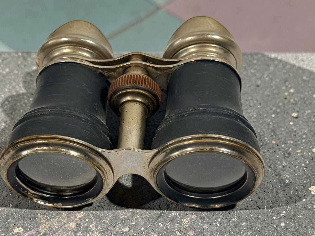 Jumelles de théâtre antiques françaises, Chevalier Paris, laiton et cuir.