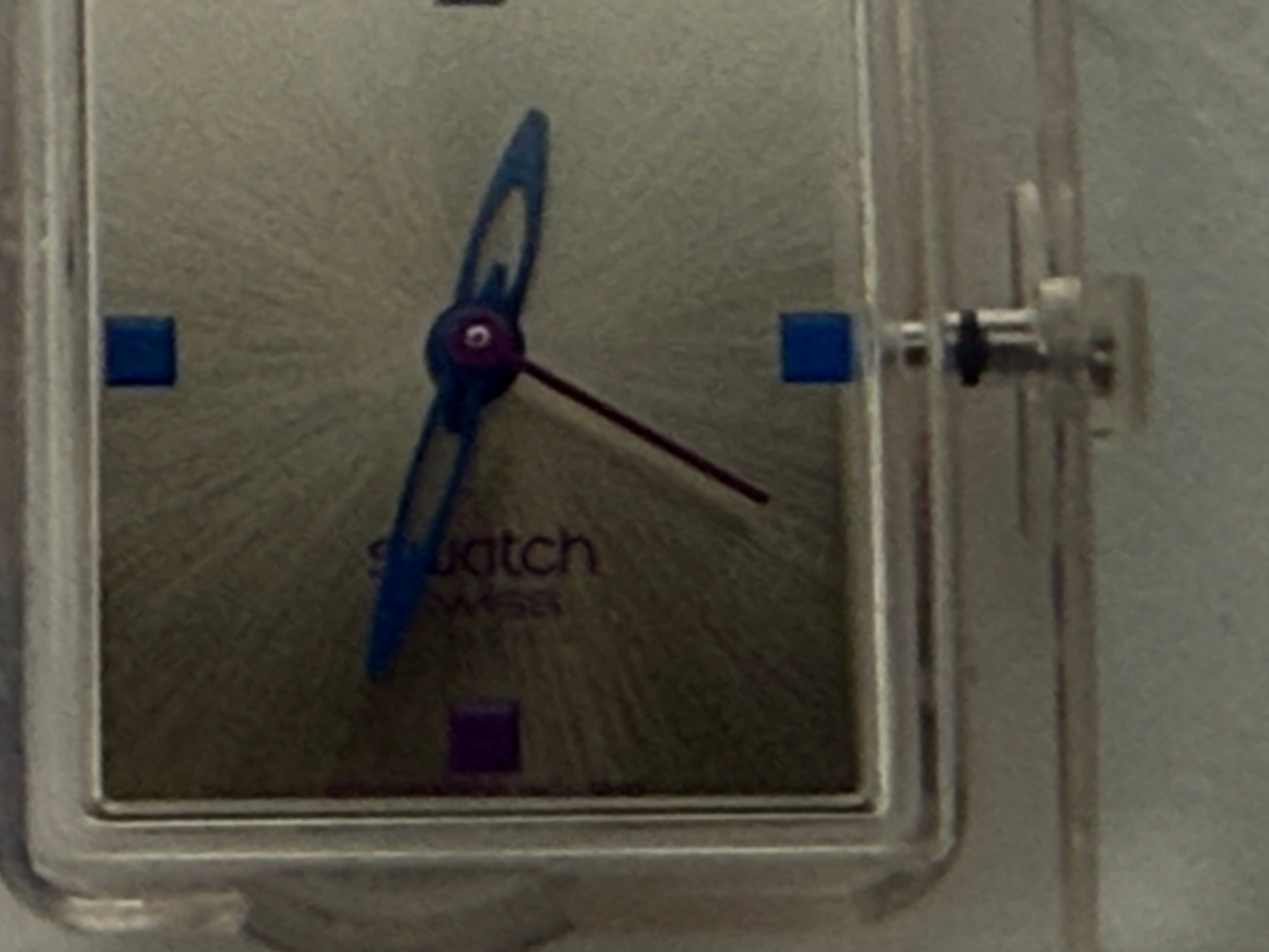 Montre-bracelet carrée vintage Swatch en émail – Bleu et violet