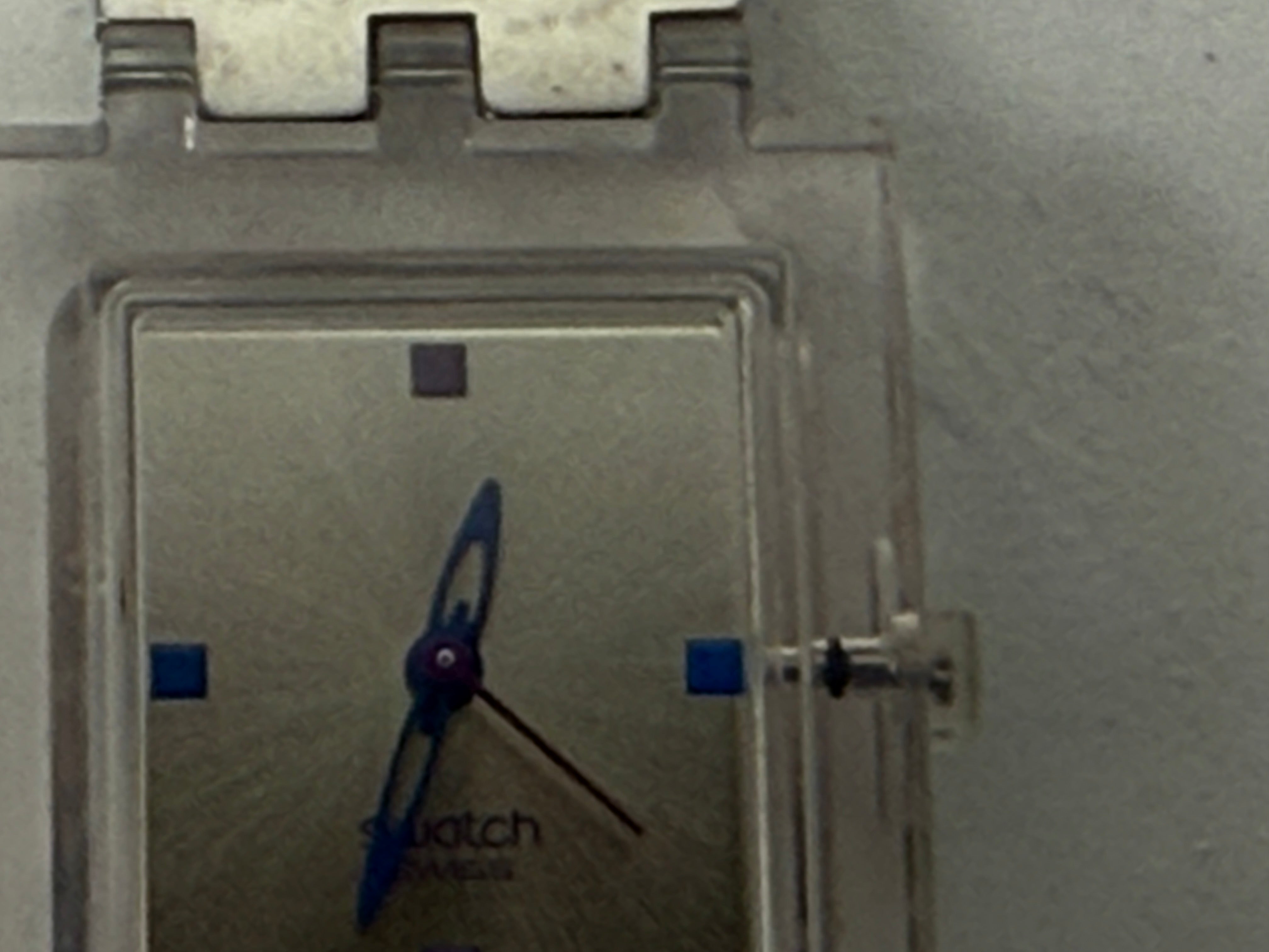 Montre-bracelet carrée vintage Swatch en émail – Bleu et violet