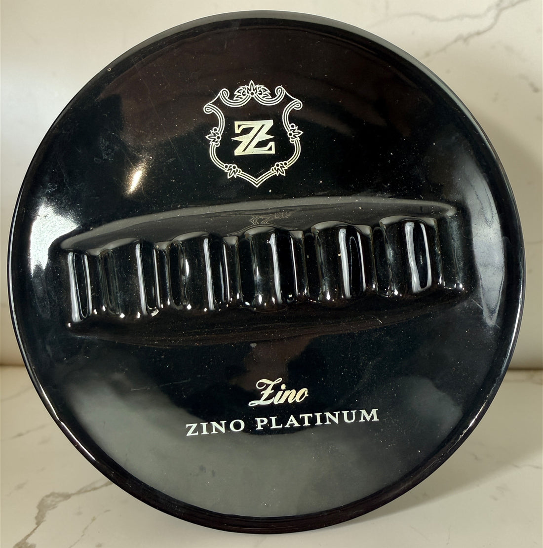 Zino Platinum black ceramic cigar ashtray with 5 rests. Davidoff branded accessory in very good condition, ideal for cigar lounges, collectors, or home bar setups.