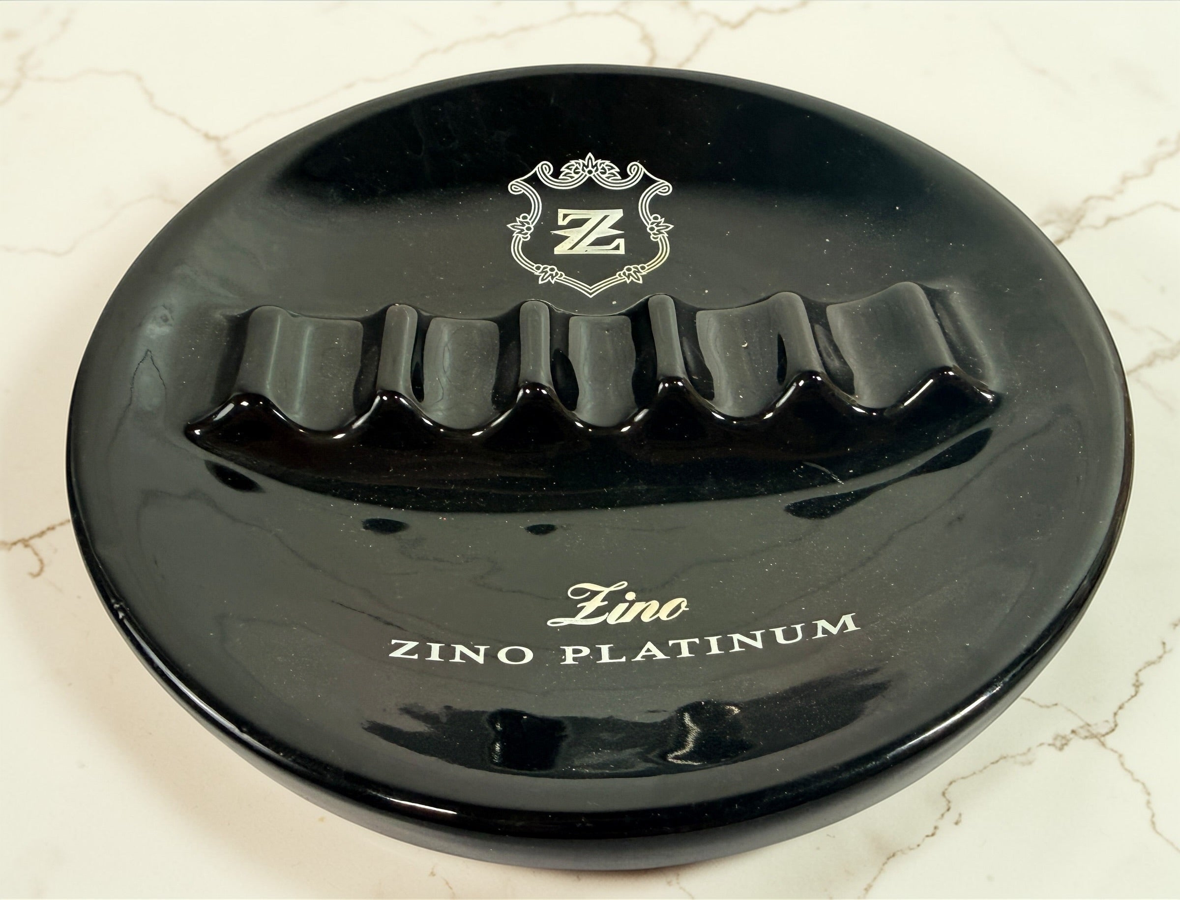 Zino Platinum black ceramic cigar ashtray with 5 rests. Davidoff branded accessory in very good condition, ideal for cigar lounges, collectors, or home bar setups.