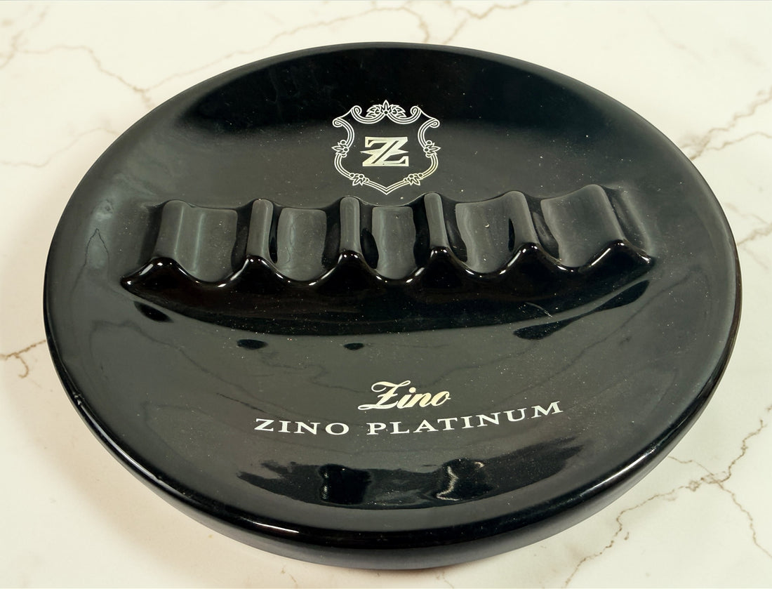 Zino Platinum black ceramic cigar ashtray with 5 rests. Davidoff branded accessory in very good condition, ideal for cigar lounges, collectors, or home bar setups.