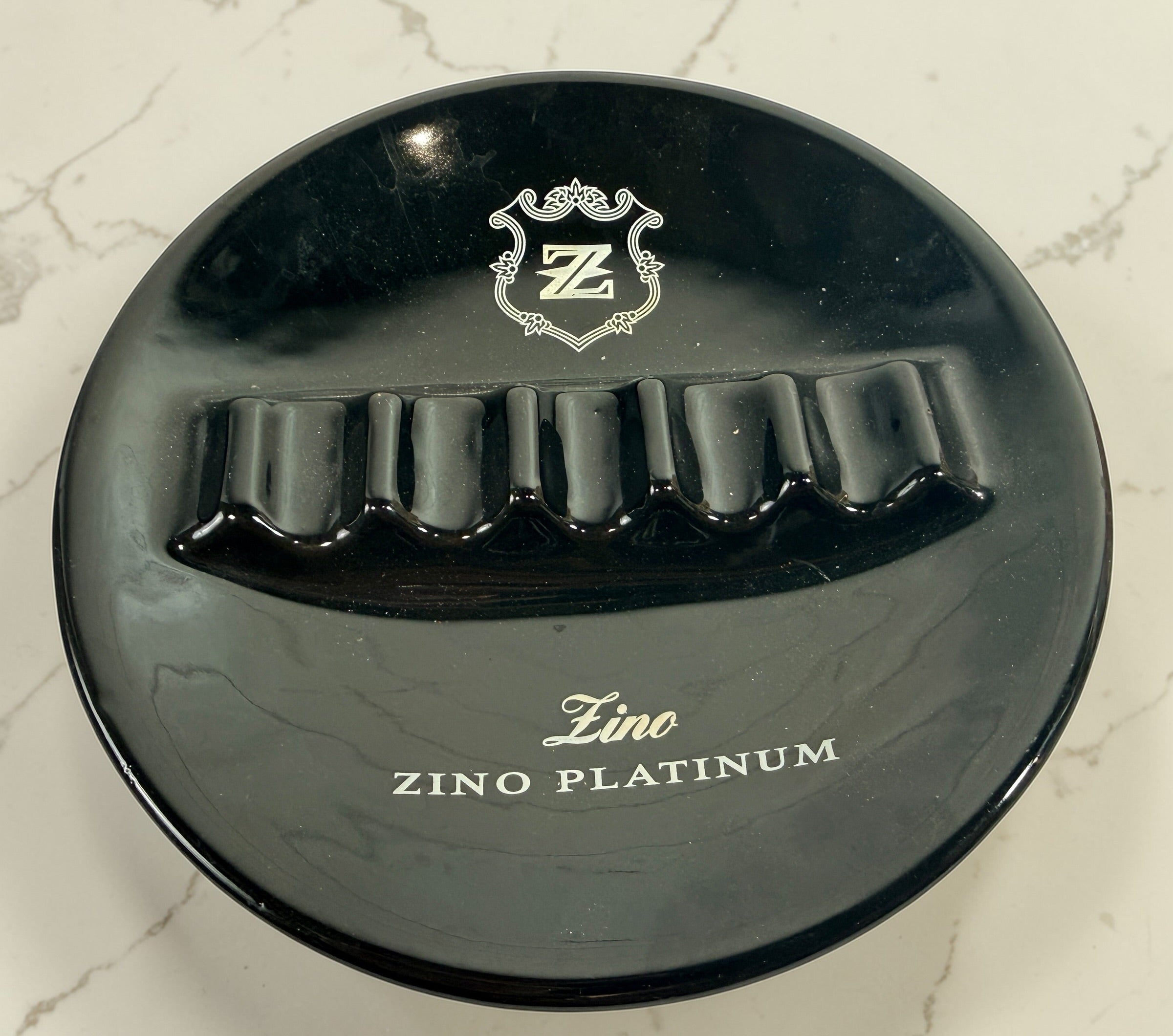 Zino Platinum black ceramic cigar ashtray with 5 rests. Davidoff branded accessory in very good condition, ideal for cigar lounges, collectors, or home bar setups.