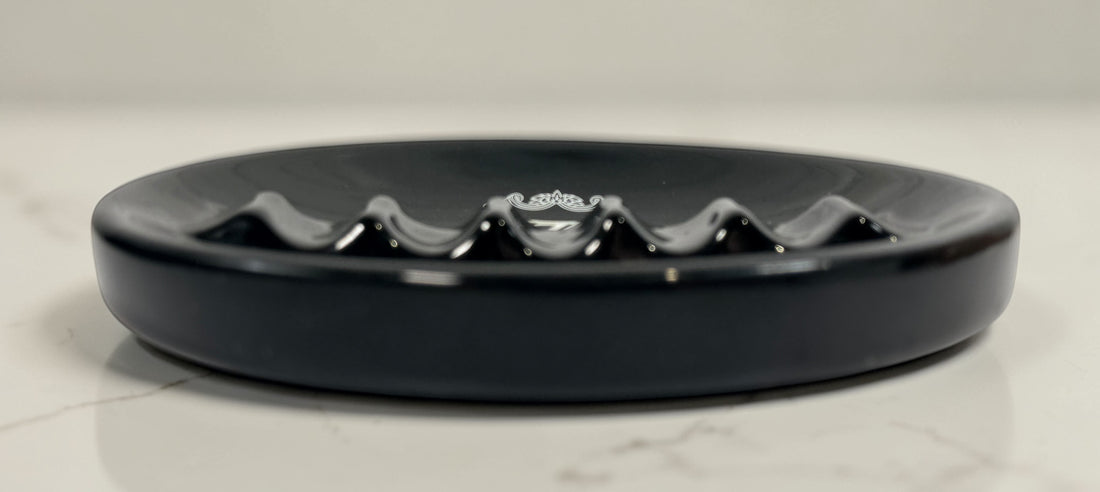 Zino Platinum black ceramic cigar ashtray with 5 rests. Davidoff branded accessory in very good condition, ideal for cigar lounges, collectors, or home bar setups.